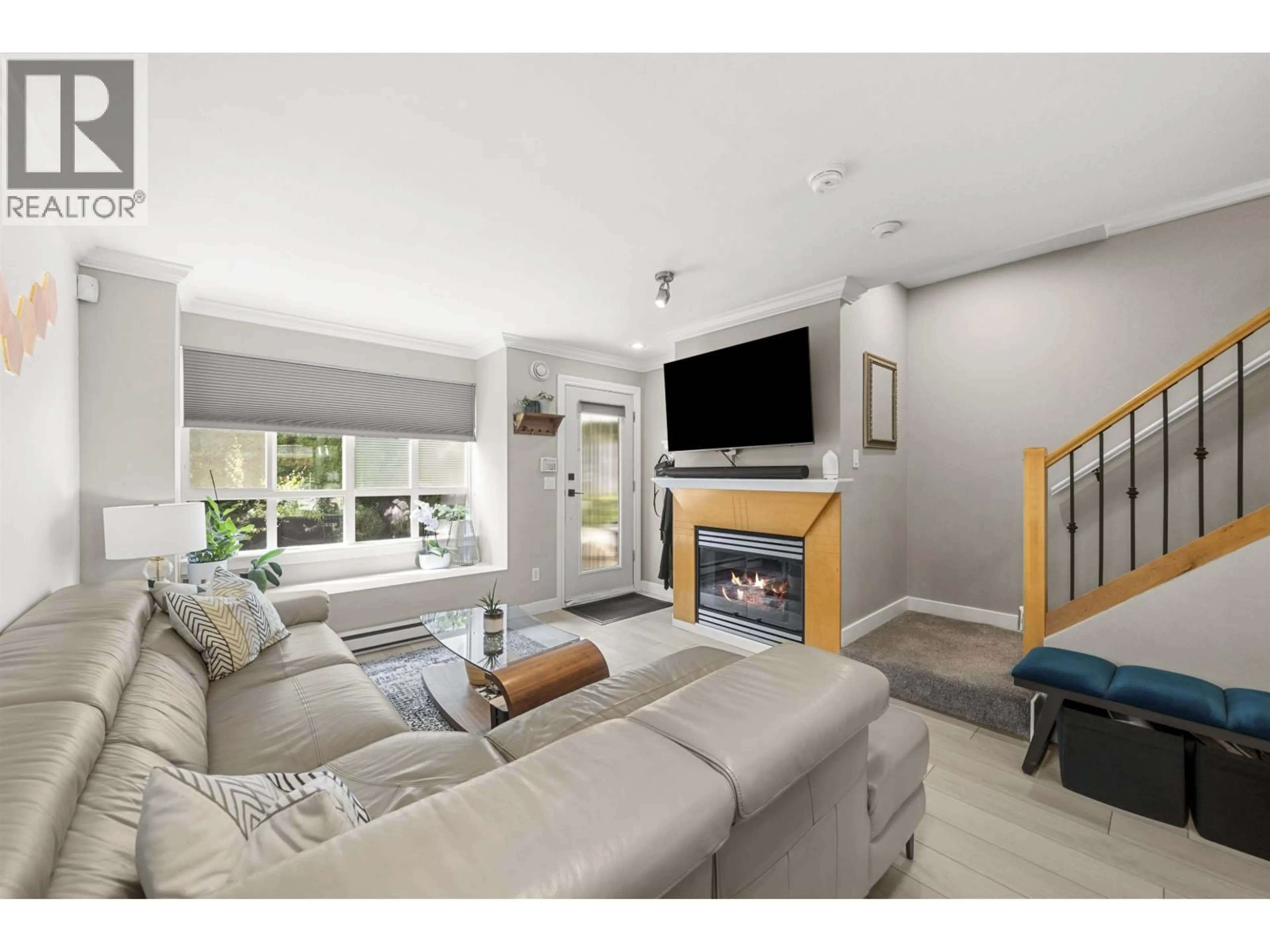 Living room with furniture, unknown for 7403 MAGNOLIA TERRACE, Burnaby British Columbia V5E4K8