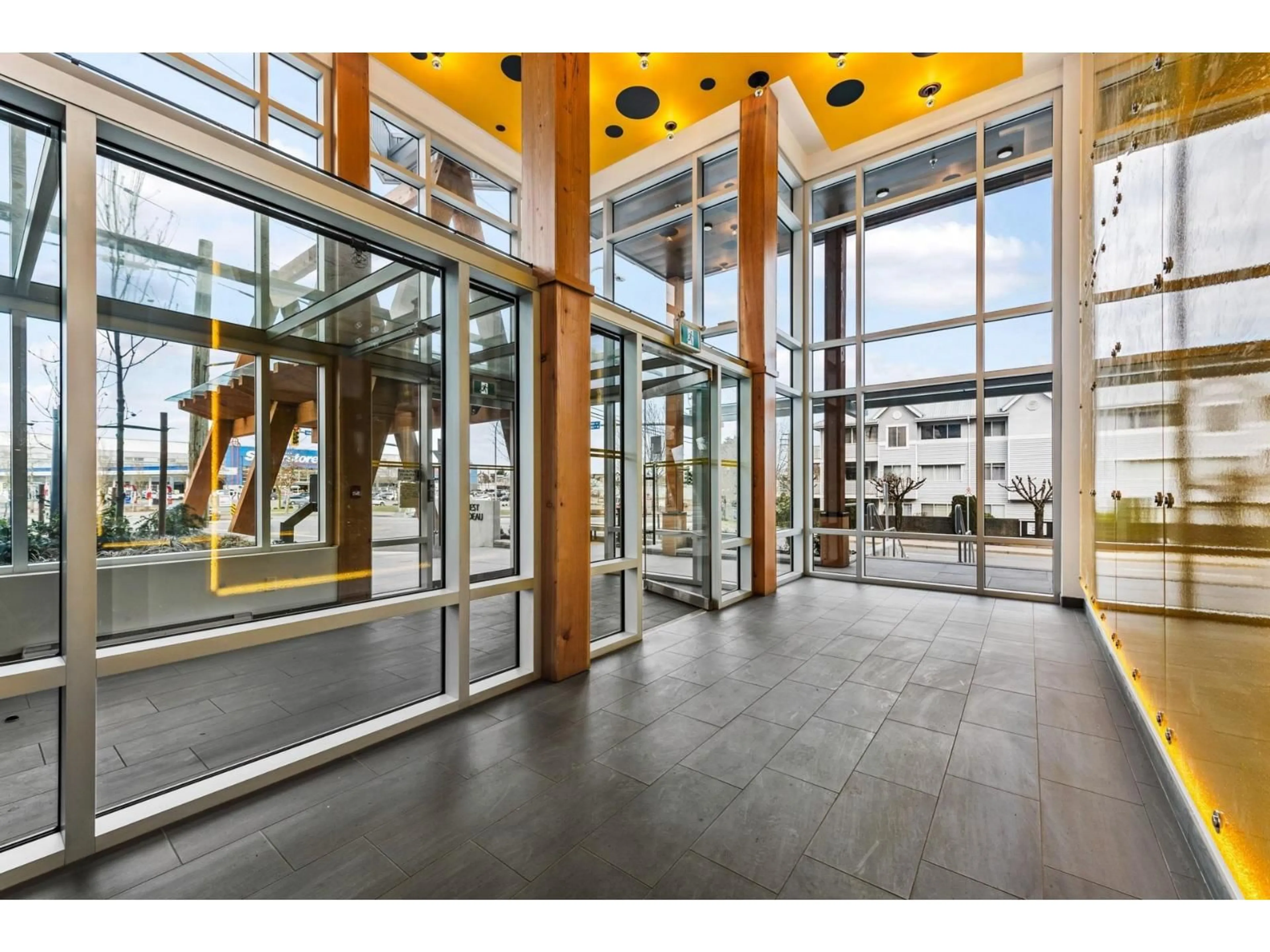 Indoor foyer for 414 - 32828 LANDEAU, Abbotsford British Columbia V2S0M4