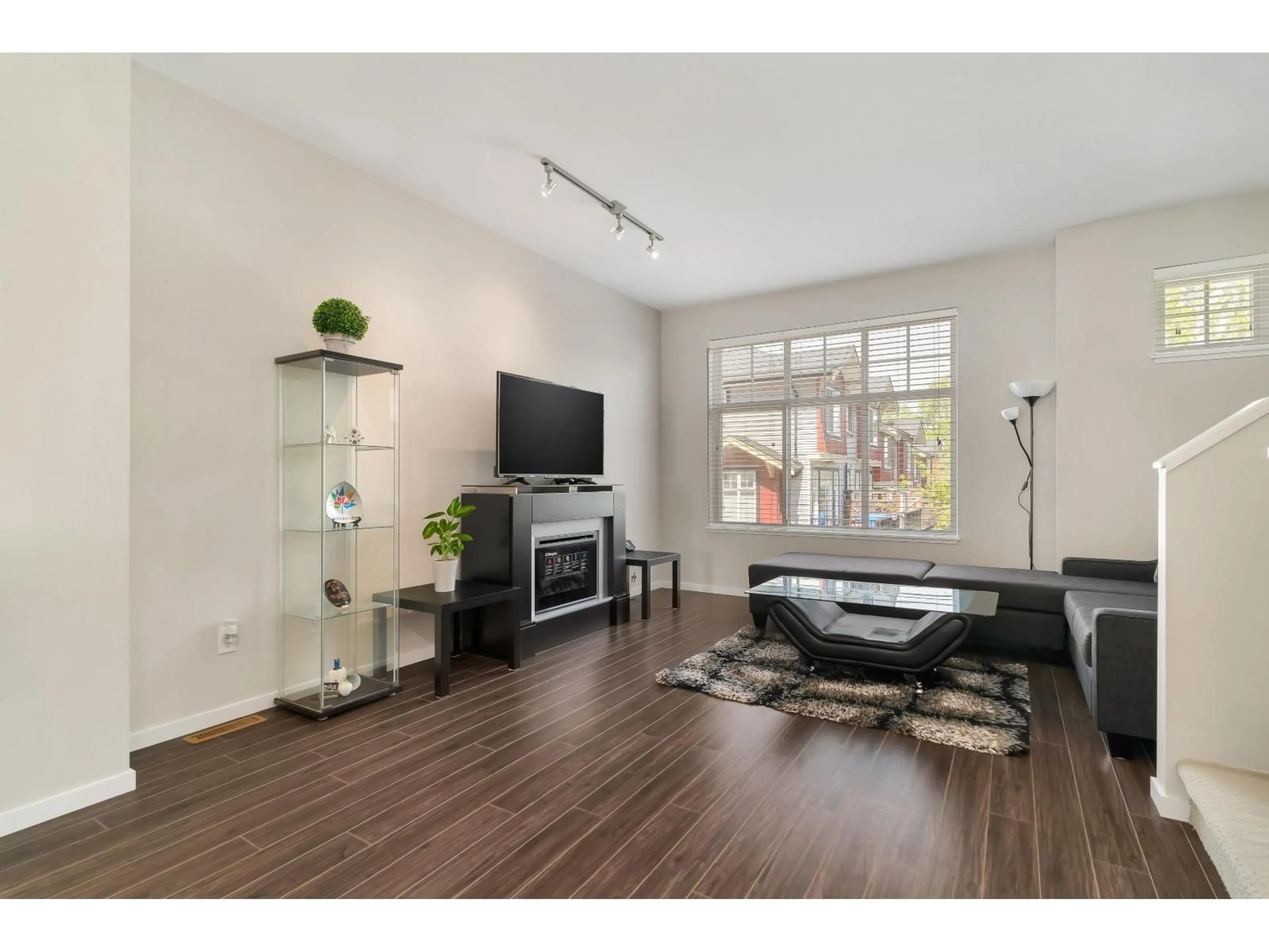 Living room with furniture, wood/laminate floor for 29 - 13886 62, Surrey British Columbia V3X0G2