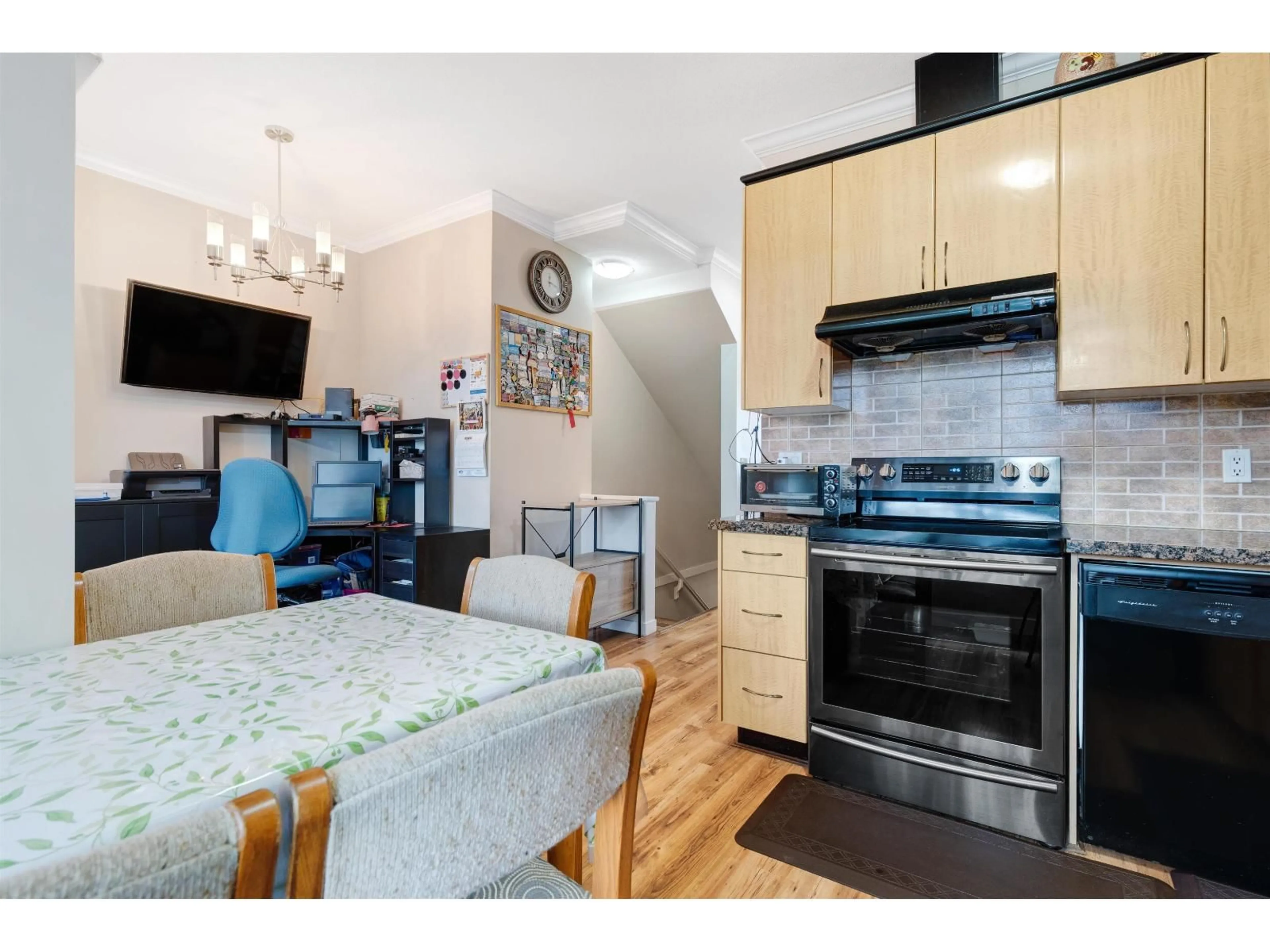 Standard kitchen, wood/laminate floor for 18 - 12585 72, Surrey British Columbia V3W1R9