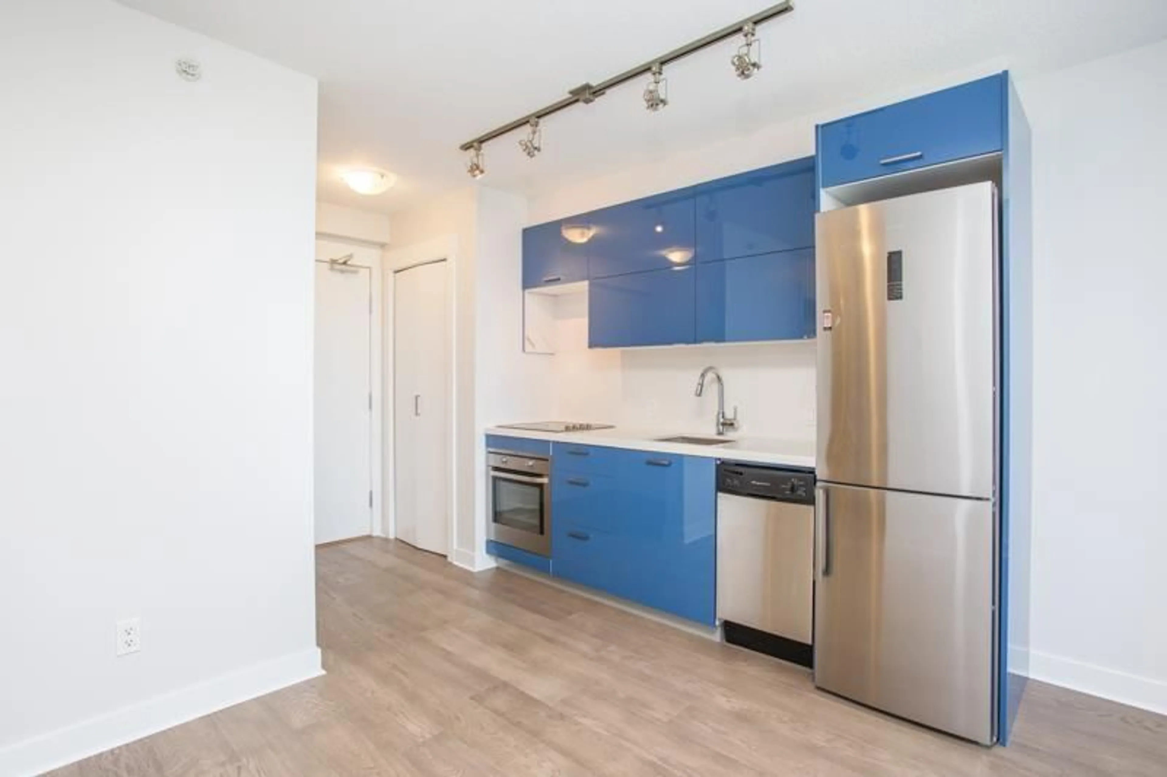 Standard kitchen, wood/laminate floor for 510 - 13380 108, Surrey British Columbia V3T0E7