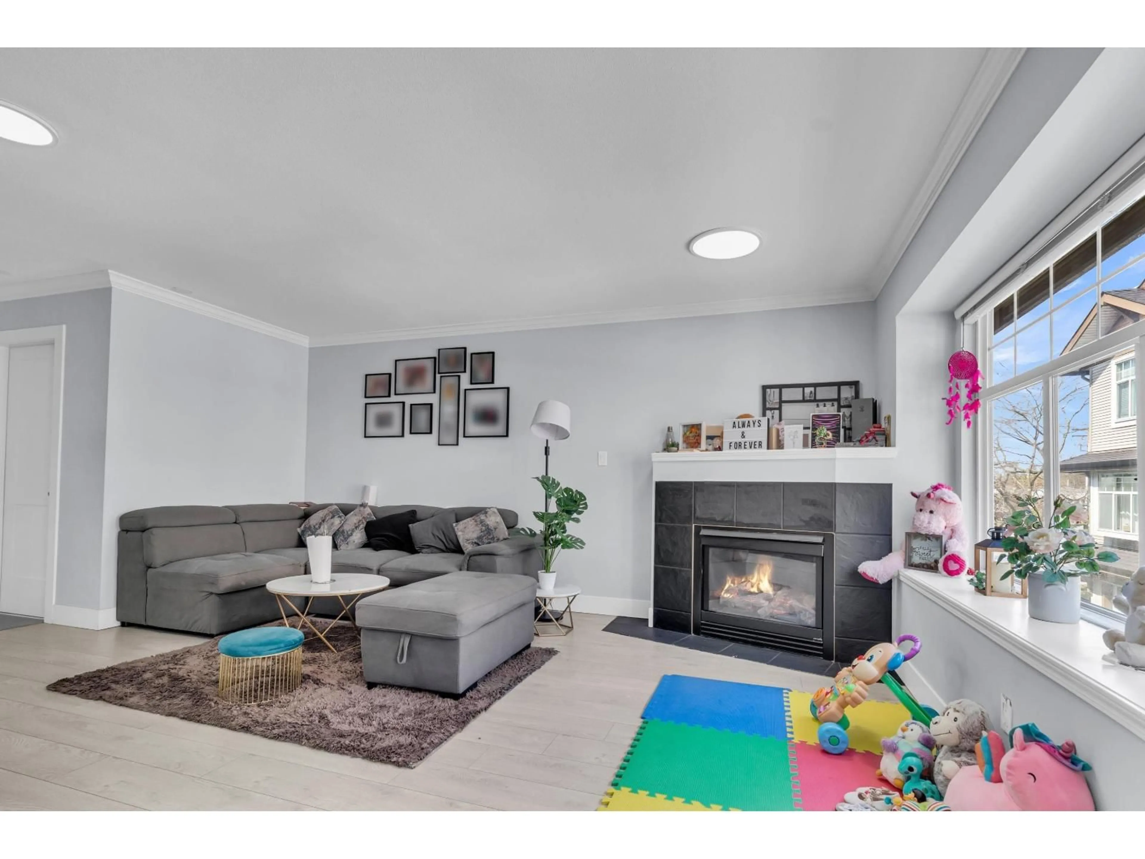 Living room with furniture, unknown for 202 - 9580 PRINCE CHARLES, Surrey British Columbia V3V1S6