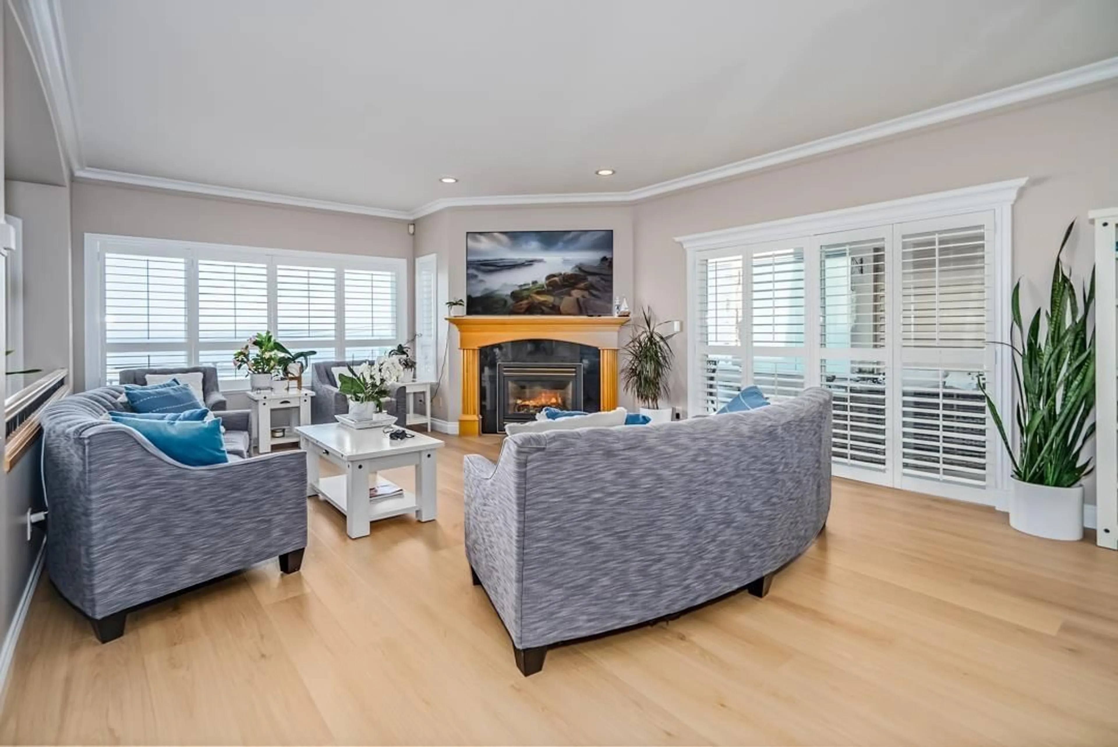 Living room with furniture, wood/laminate floor for 14433 SUNSET, White Rock British Columbia V4B5J7