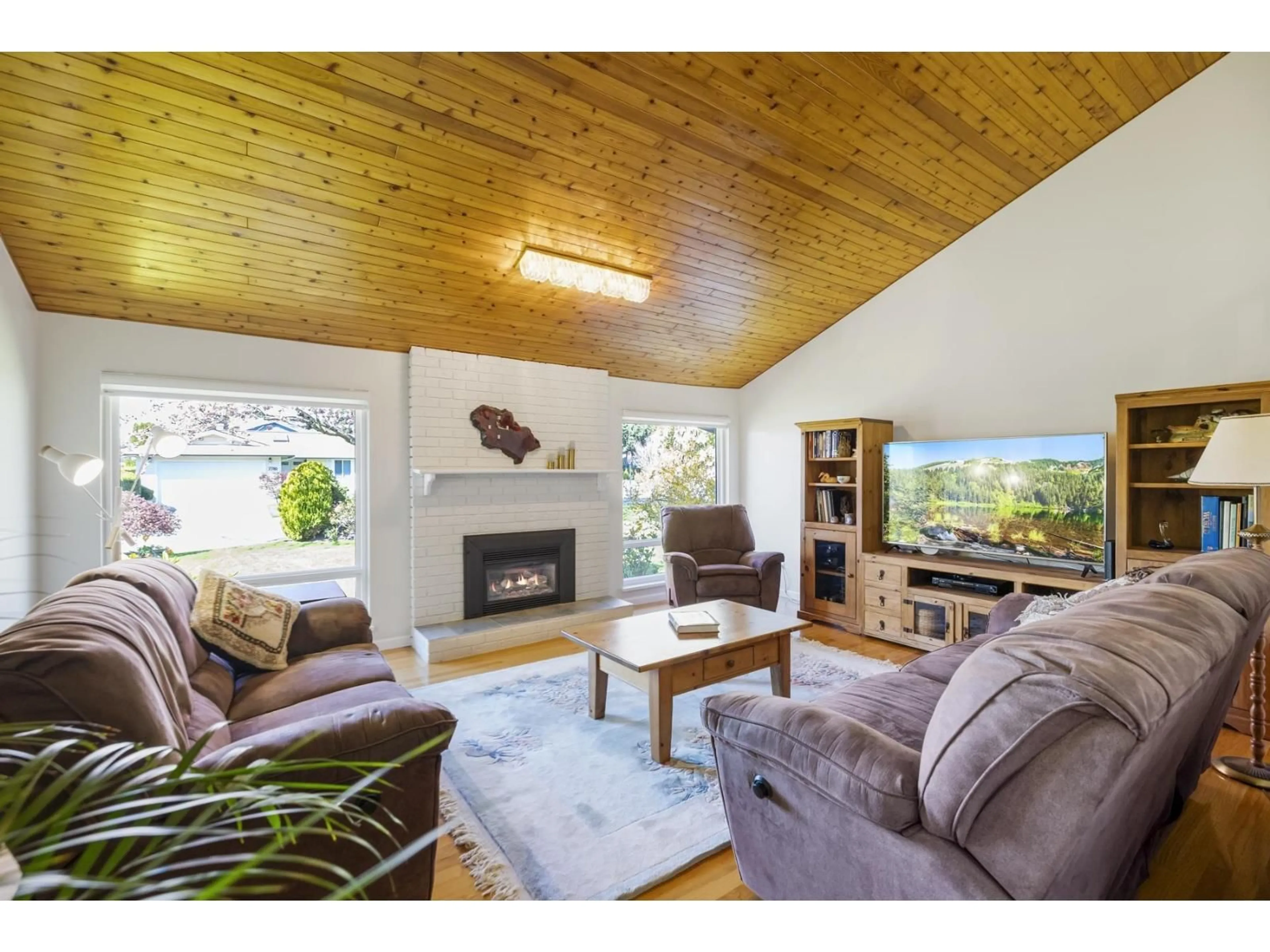 Living room with furniture, wood/laminate floor for 7784 WANSFORD, Delta British Columbia V4C7S9