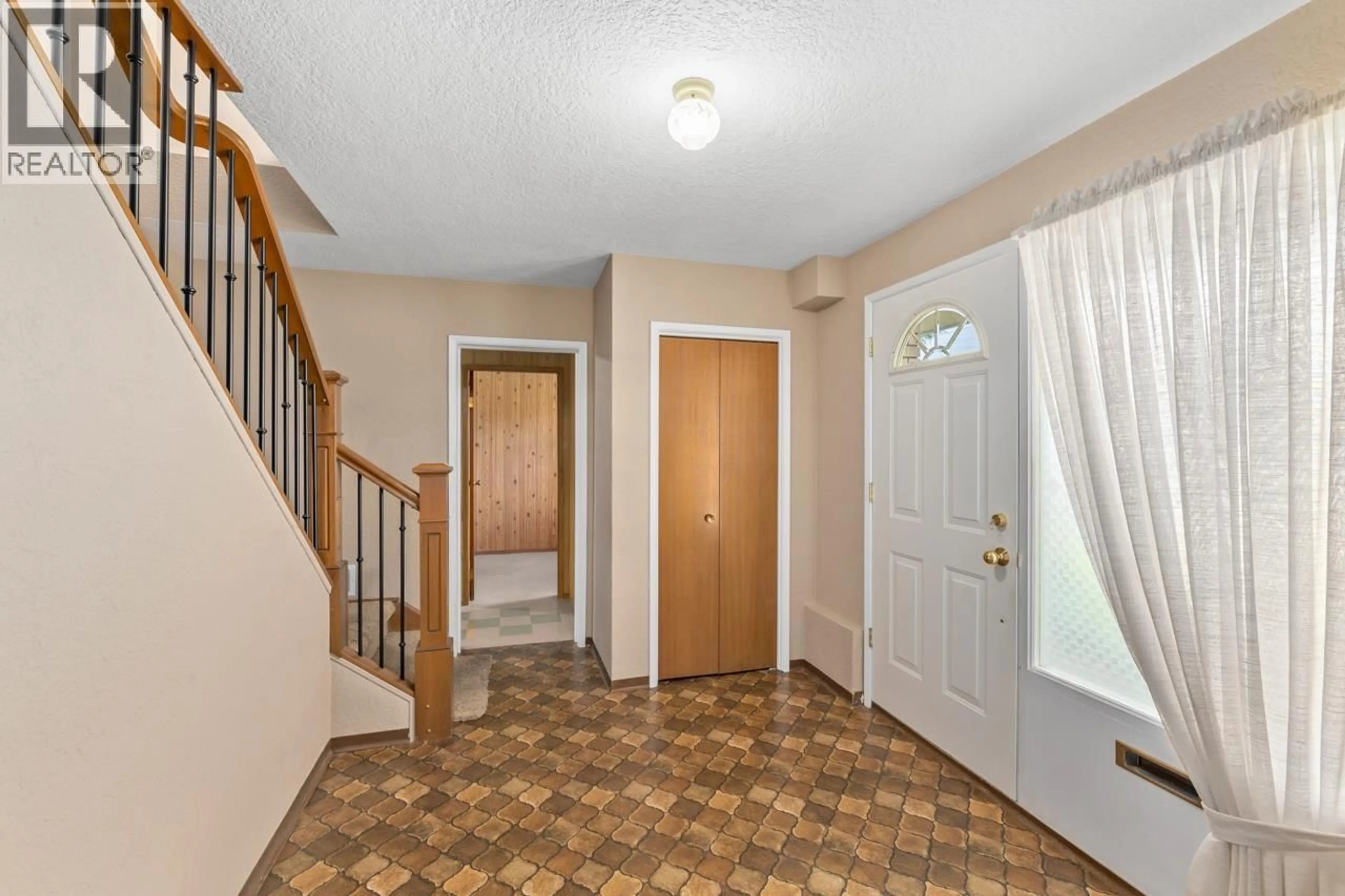 Indoor foyer for 879 THERMAL DRIVE, Coquitlam British Columbia V3J6R4