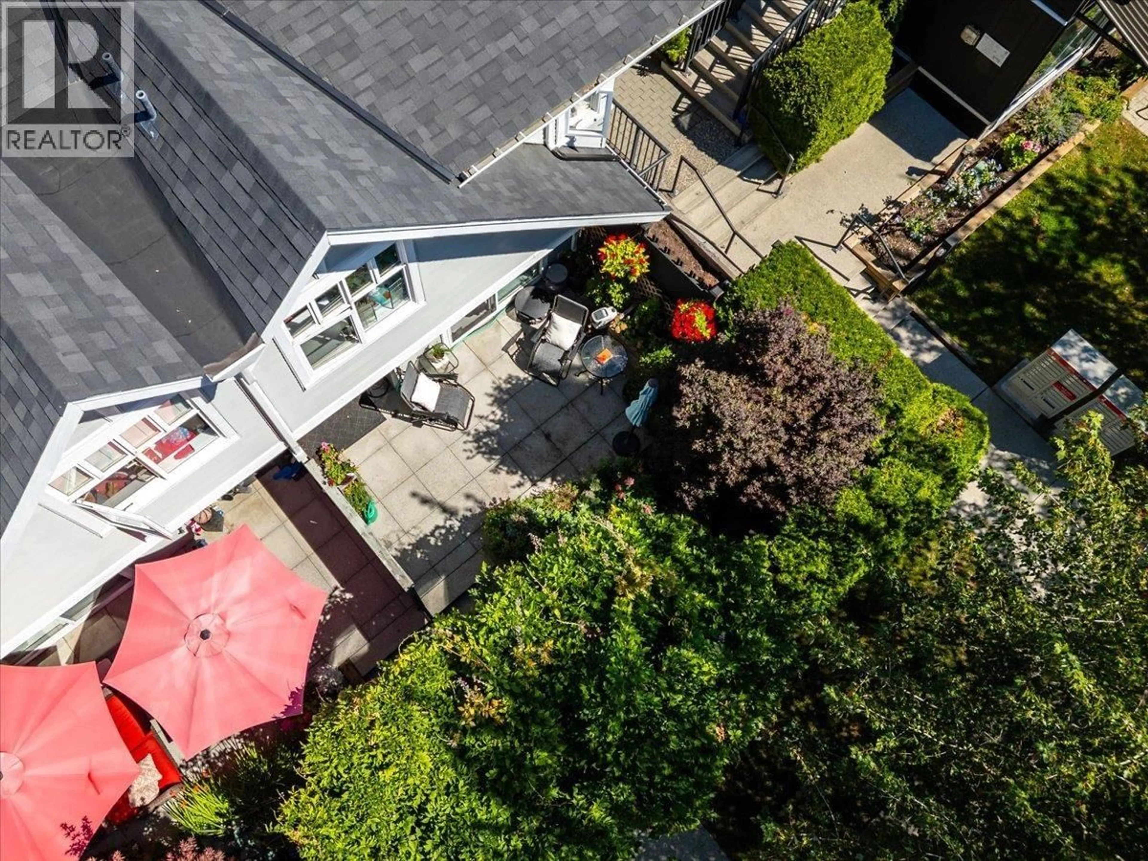 A pic from outside/outdoor area/front of a property/back of a property/a pic from drone, unknown for 7 - 1203 MADISON AVENUE, Burnaby British Columbia V5C6R9