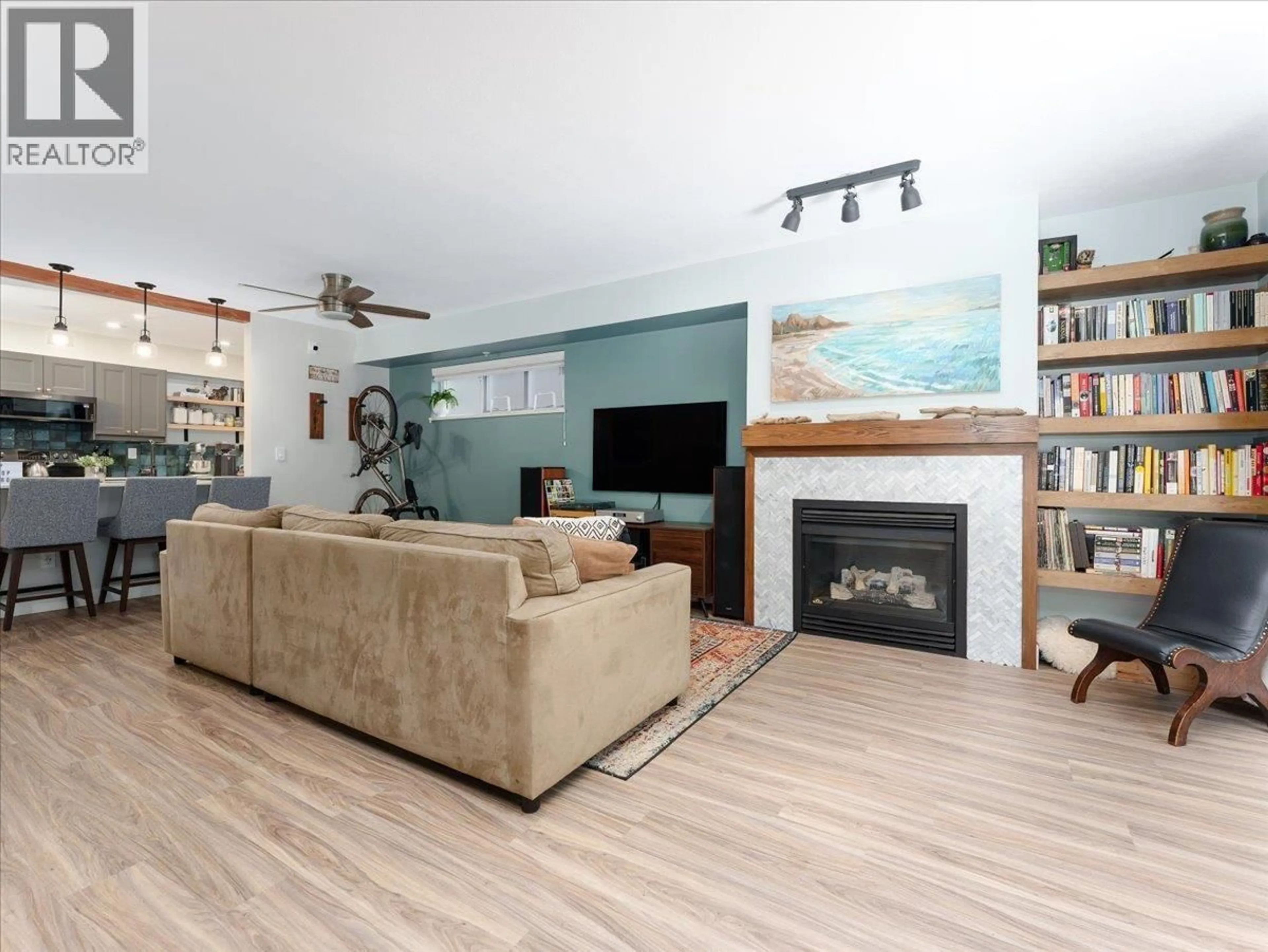 Living room with furniture, wood/laminate floor for 7 - 1203 MADISON AVENUE, Burnaby British Columbia V5C6R9