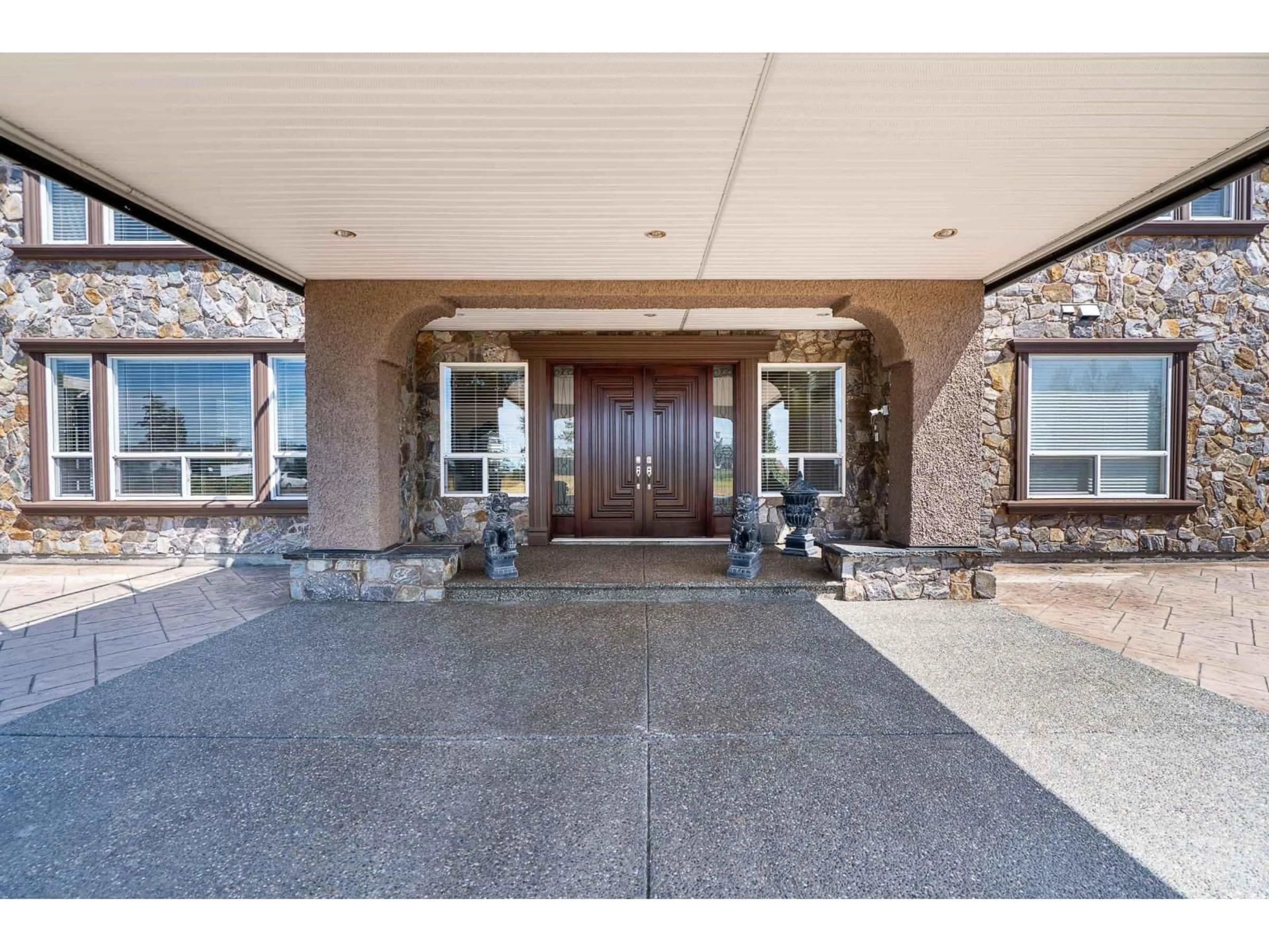 Indoor foyer for 4490 152, Surrey British Columbia V3Z1G8