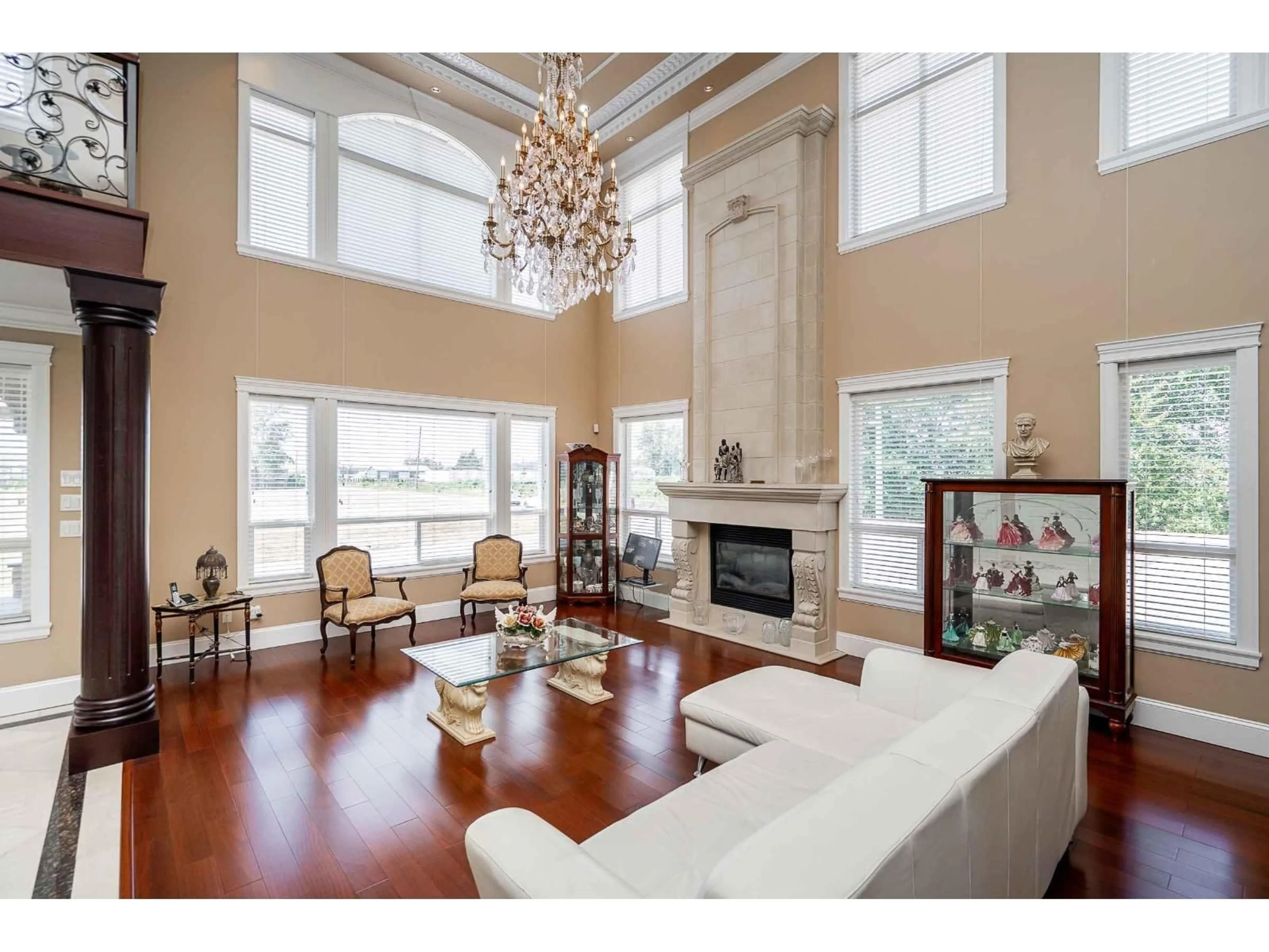 Living room with furniture, wood/laminate floor for 4490 152, Surrey British Columbia V3Z1G8