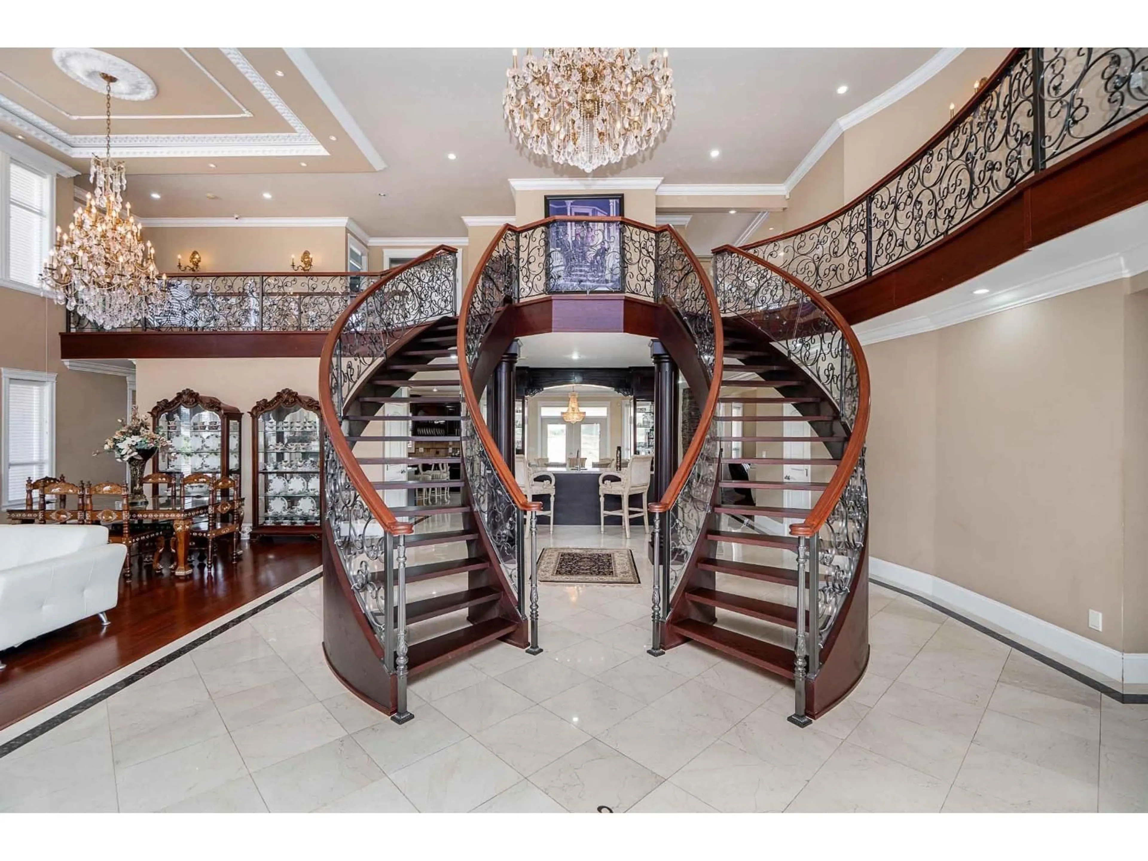 Indoor foyer for 4490 152, Surrey British Columbia V3Z1G8