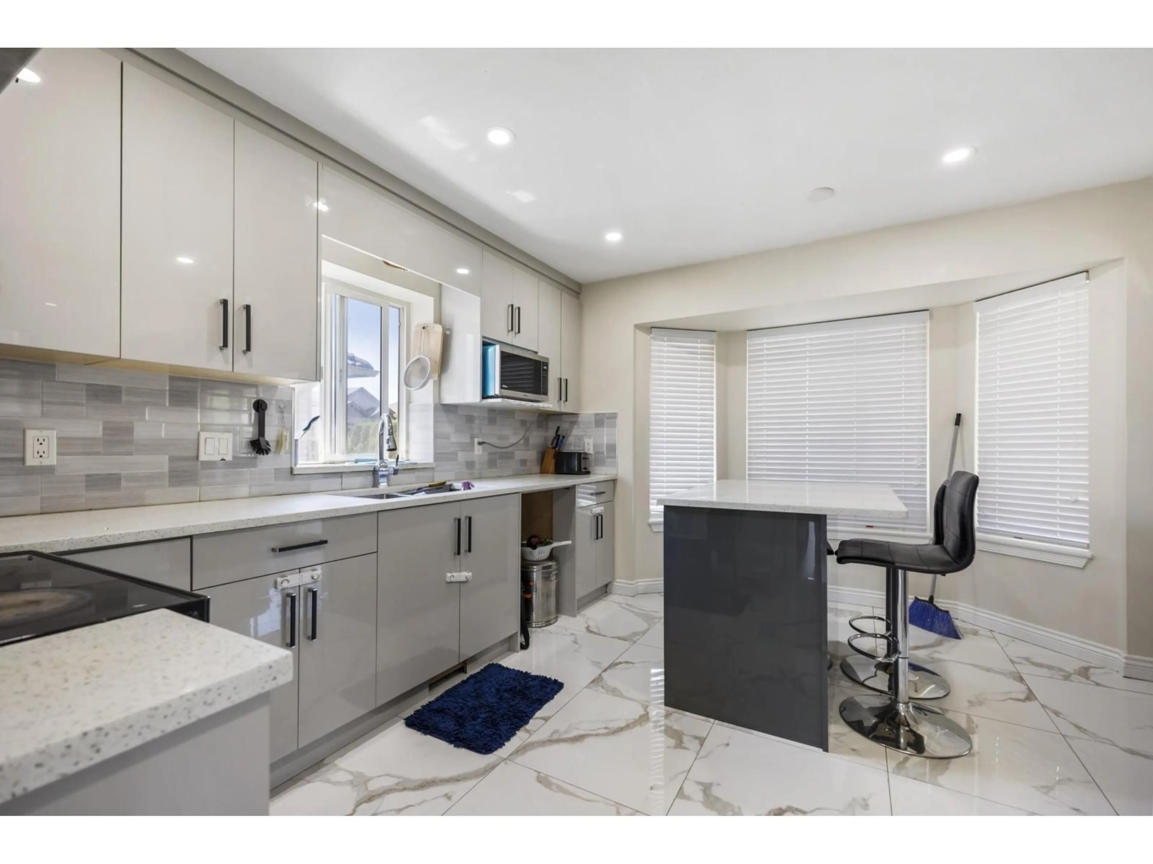 Open concept kitchen, ceramic/tile floor for 30516 ROBIN, Abbotsford British Columbia V2T5S1