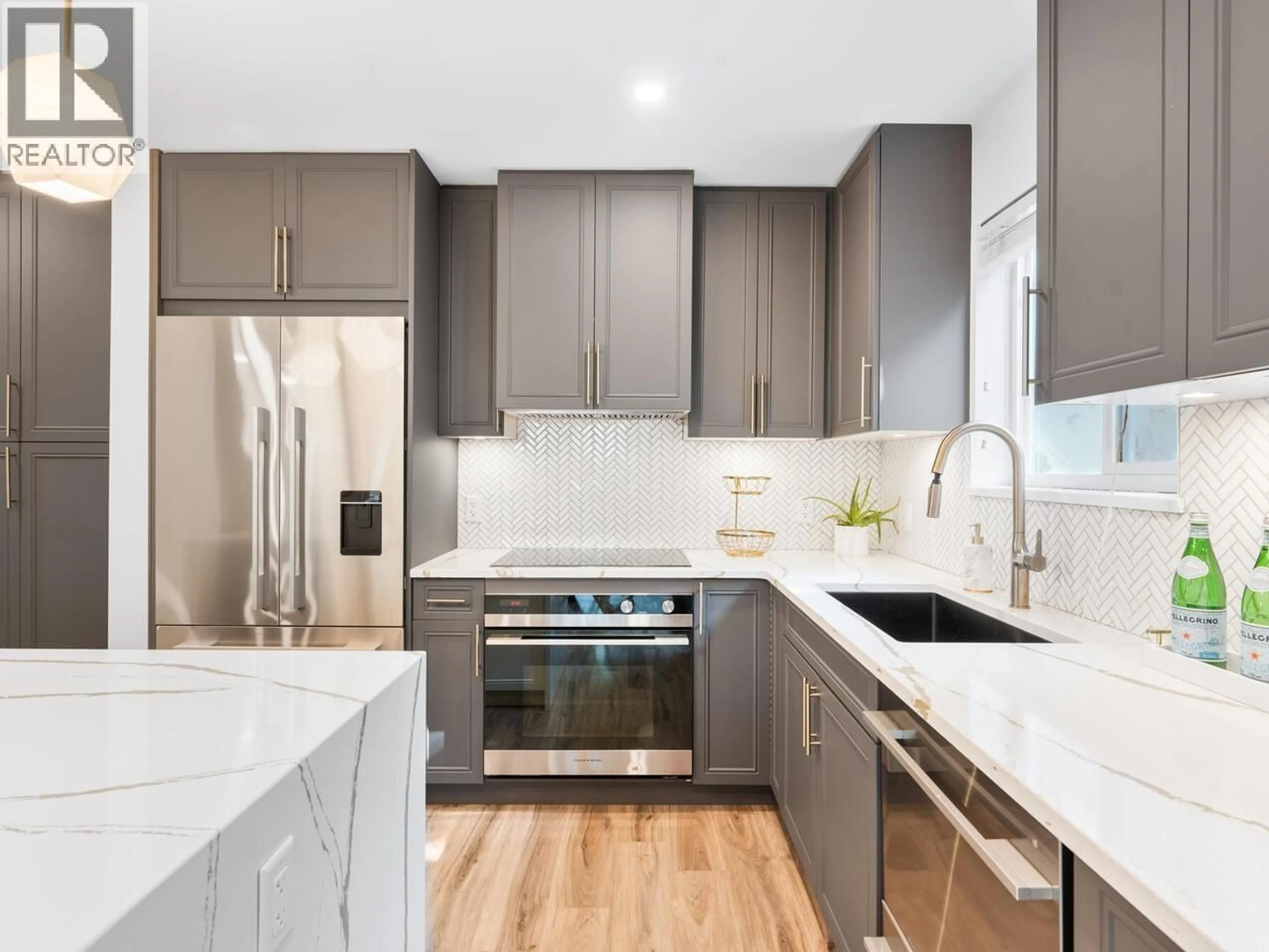 Contemporary kitchen, unknown for 848 16TH STREET, North Vancouver British Columbia V7P1R3