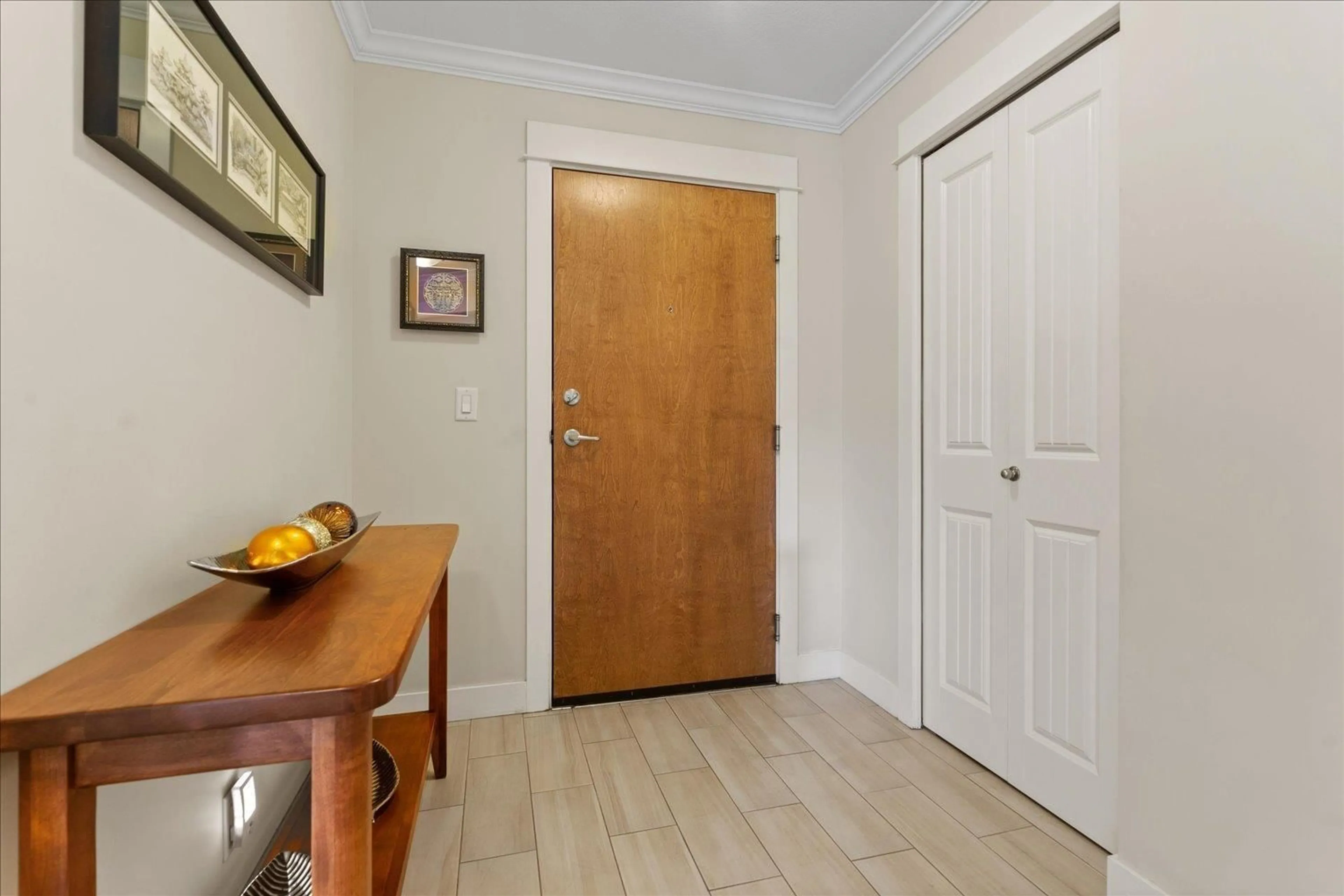 Indoor entryway for 215 - 2990 BOULDER, Abbotsford British Columbia V2T3P8