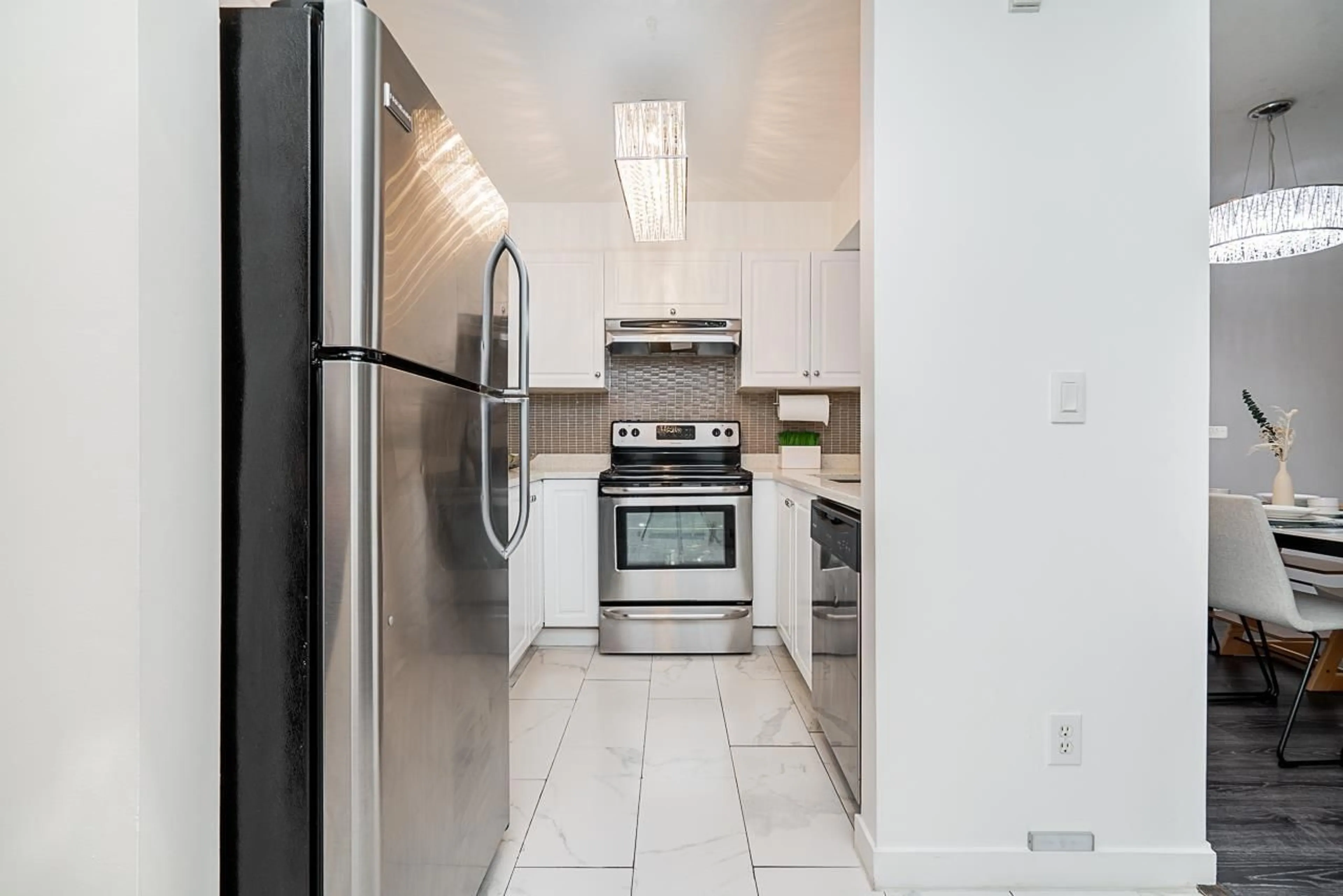 Standard kitchen, ceramic/tile floor for 110 - 8110 120A, Surrey British Columbia V3W3P3