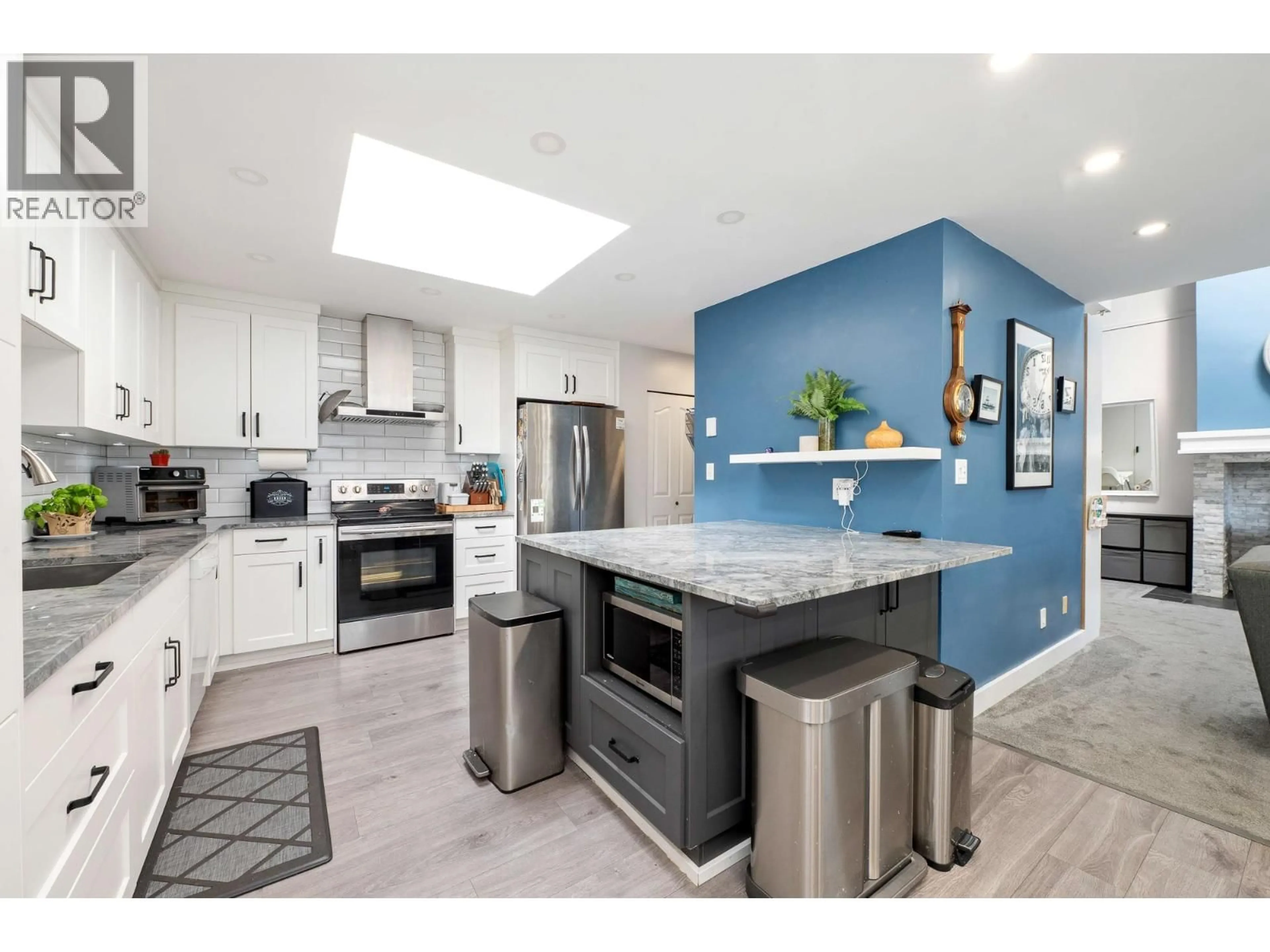 Open concept kitchen, ceramic/tile floor for 410 - 777 EIGHTH STREET, New Westminster British Columbia V3M3S7