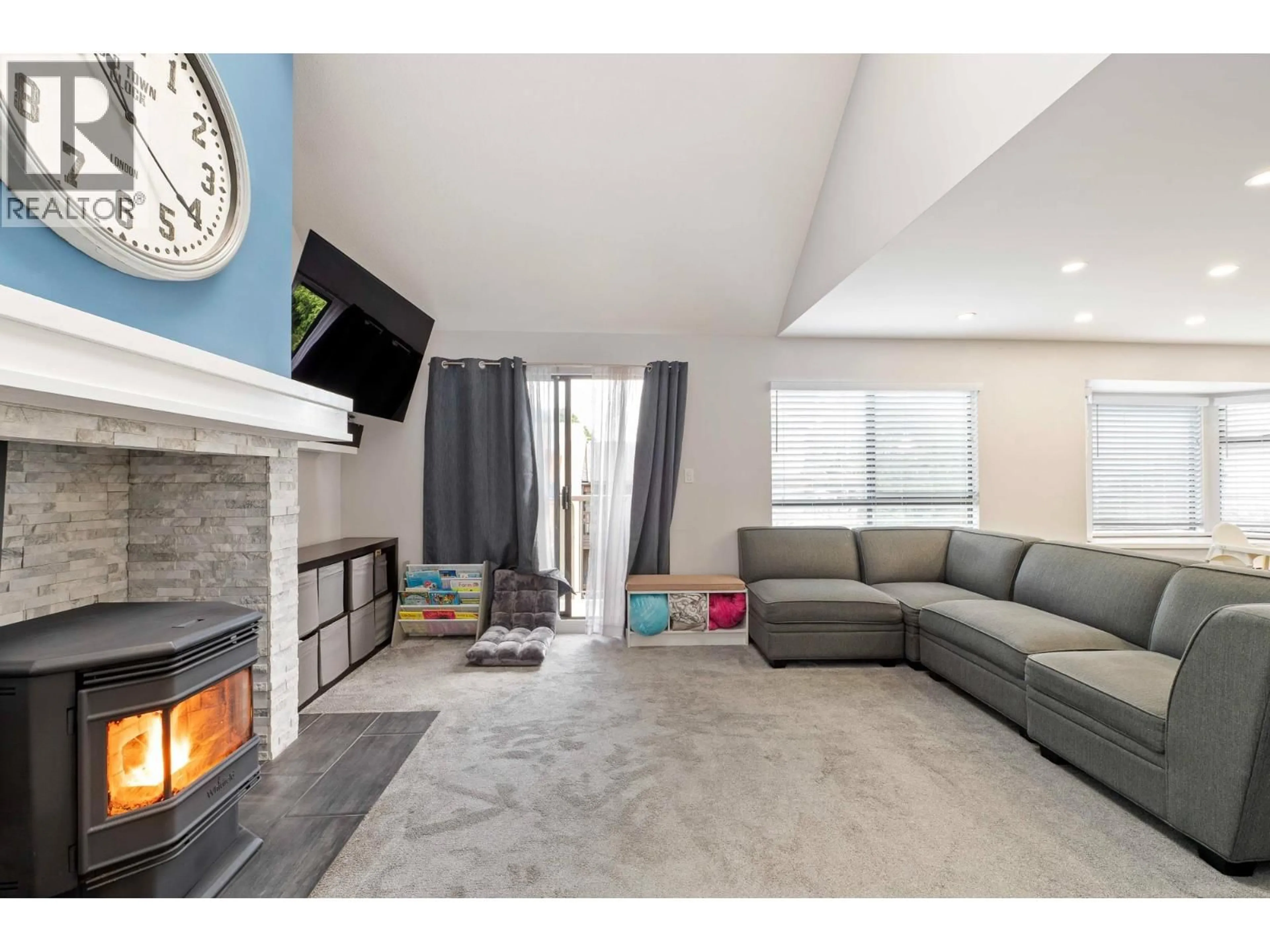 Living room with furniture, unknown for 410 - 777 EIGHTH STREET, New Westminster British Columbia V3M3S7
