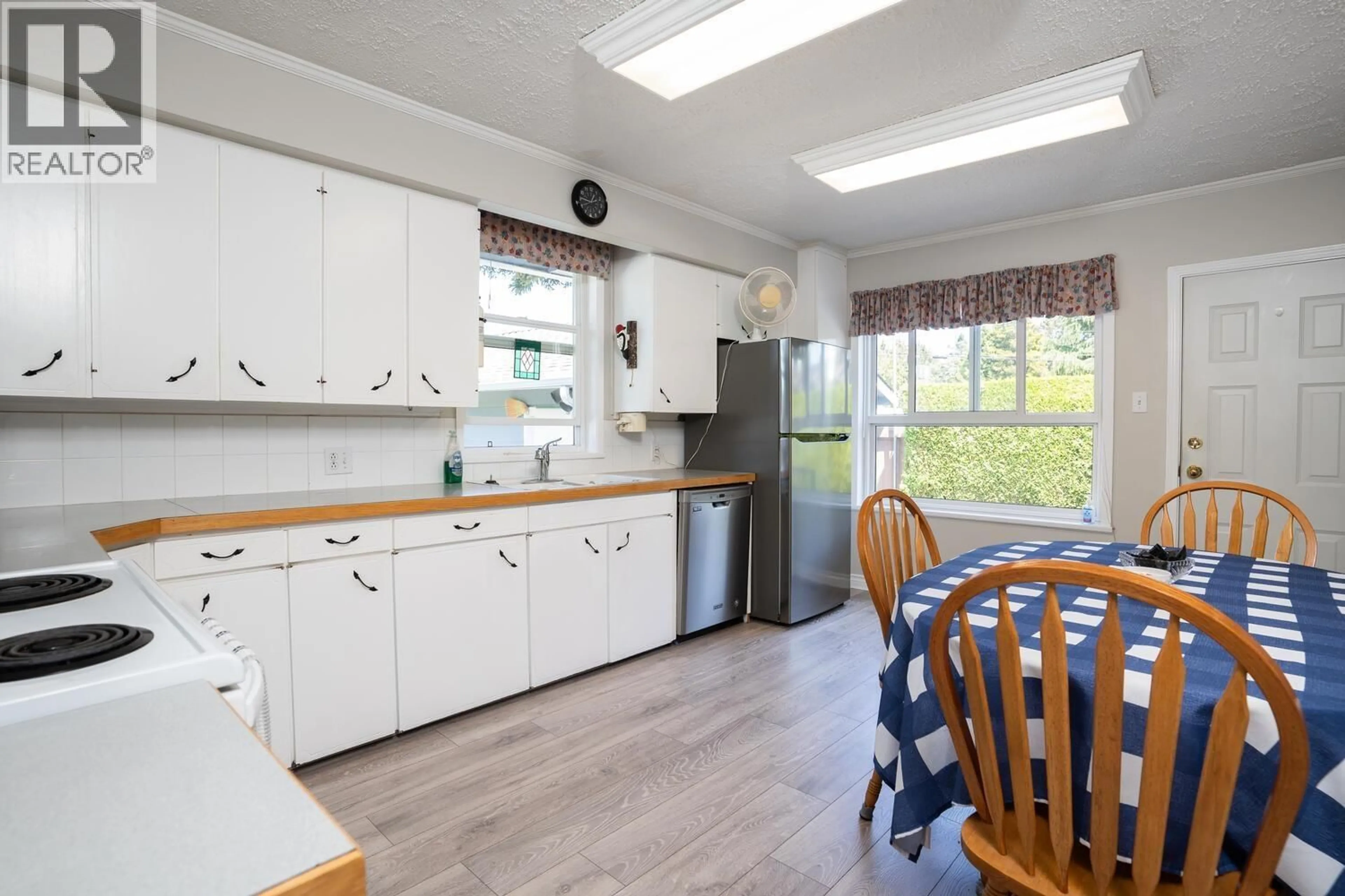 Standard kitchen, unknown for 5045 CENTRAL AVENUE, Delta British Columbia V4K2G5