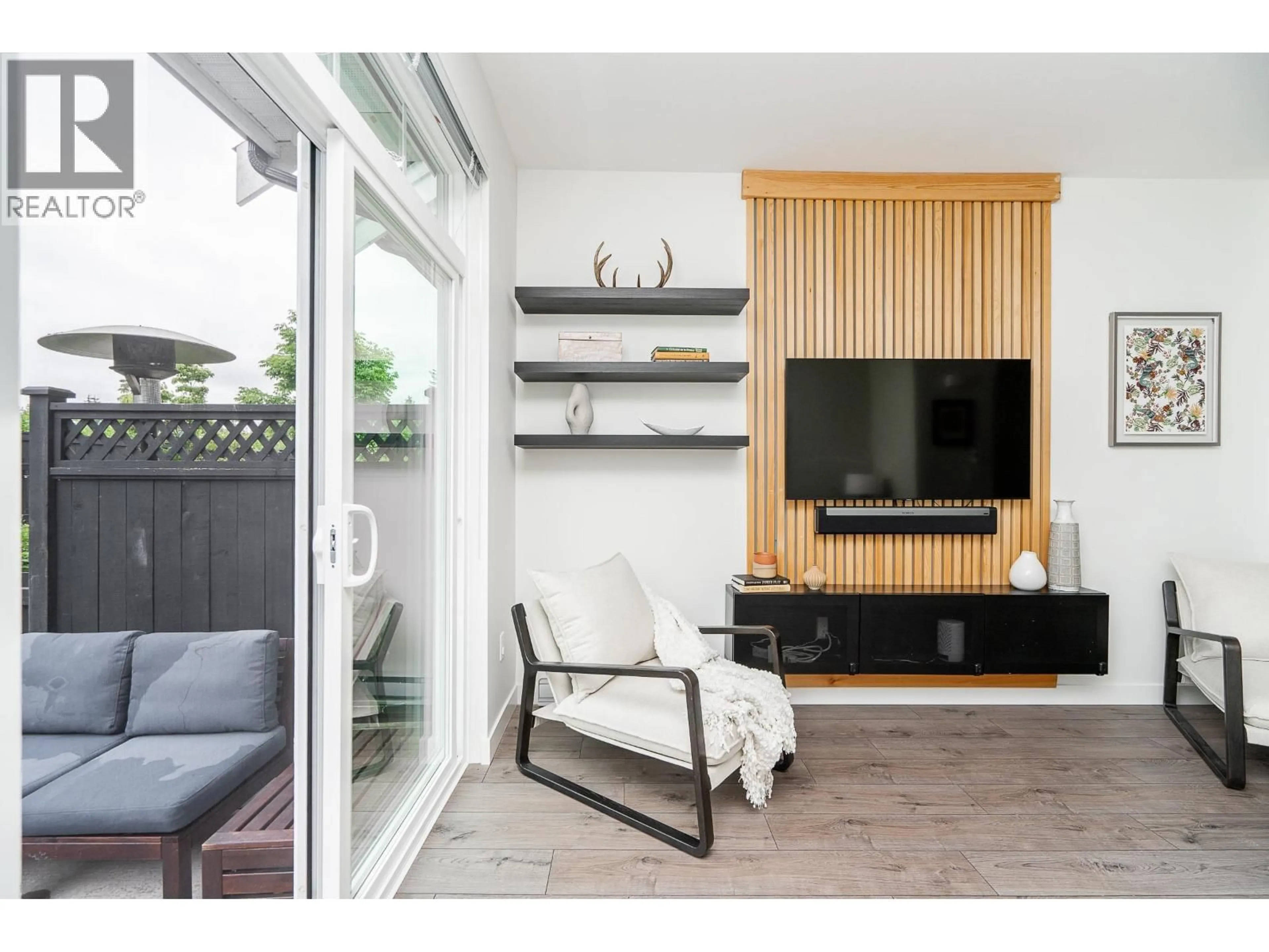 Living room with furniture, wood/laminate floor for 136 - 3565 BAYCREST AVENUE, Coquitlam British Columbia V3B2W7