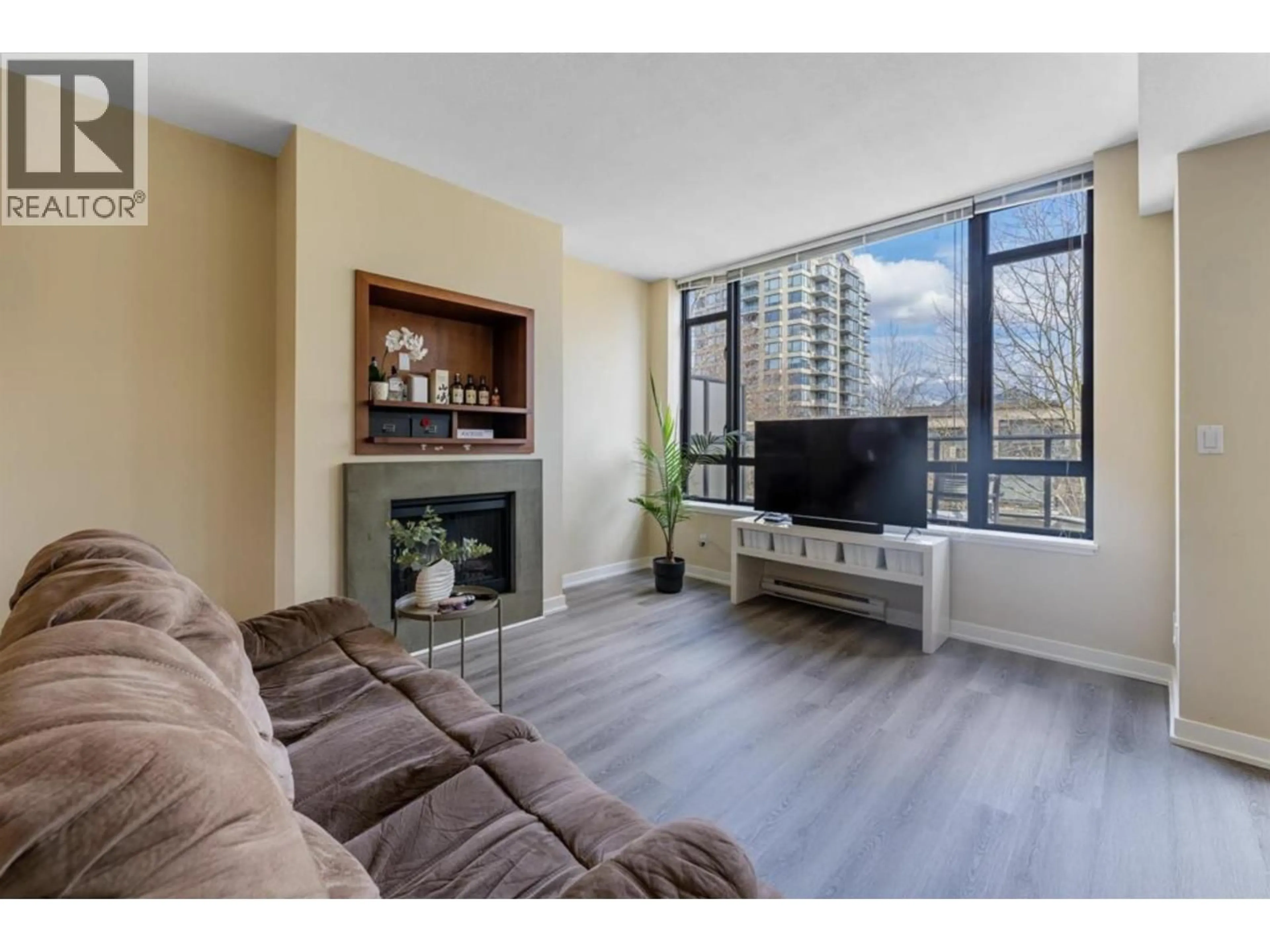 Living room with furniture, wood/laminate floor for 16 - 9180 HEMLOCK DRIVE, Richmond British Columbia V6Y4J5