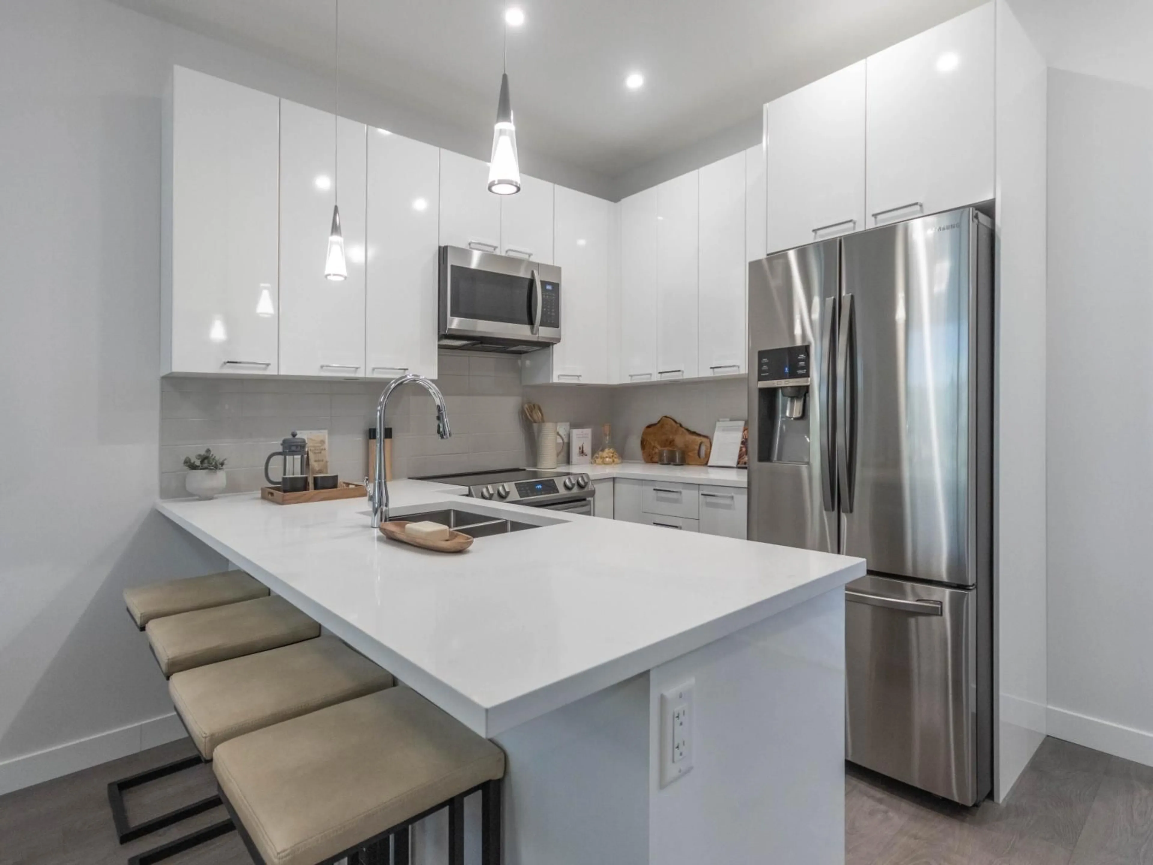 Open concept kitchen, ceramic/tile floor for 516 - 33886 PINE, Abbotsford British Columbia V2S0N9