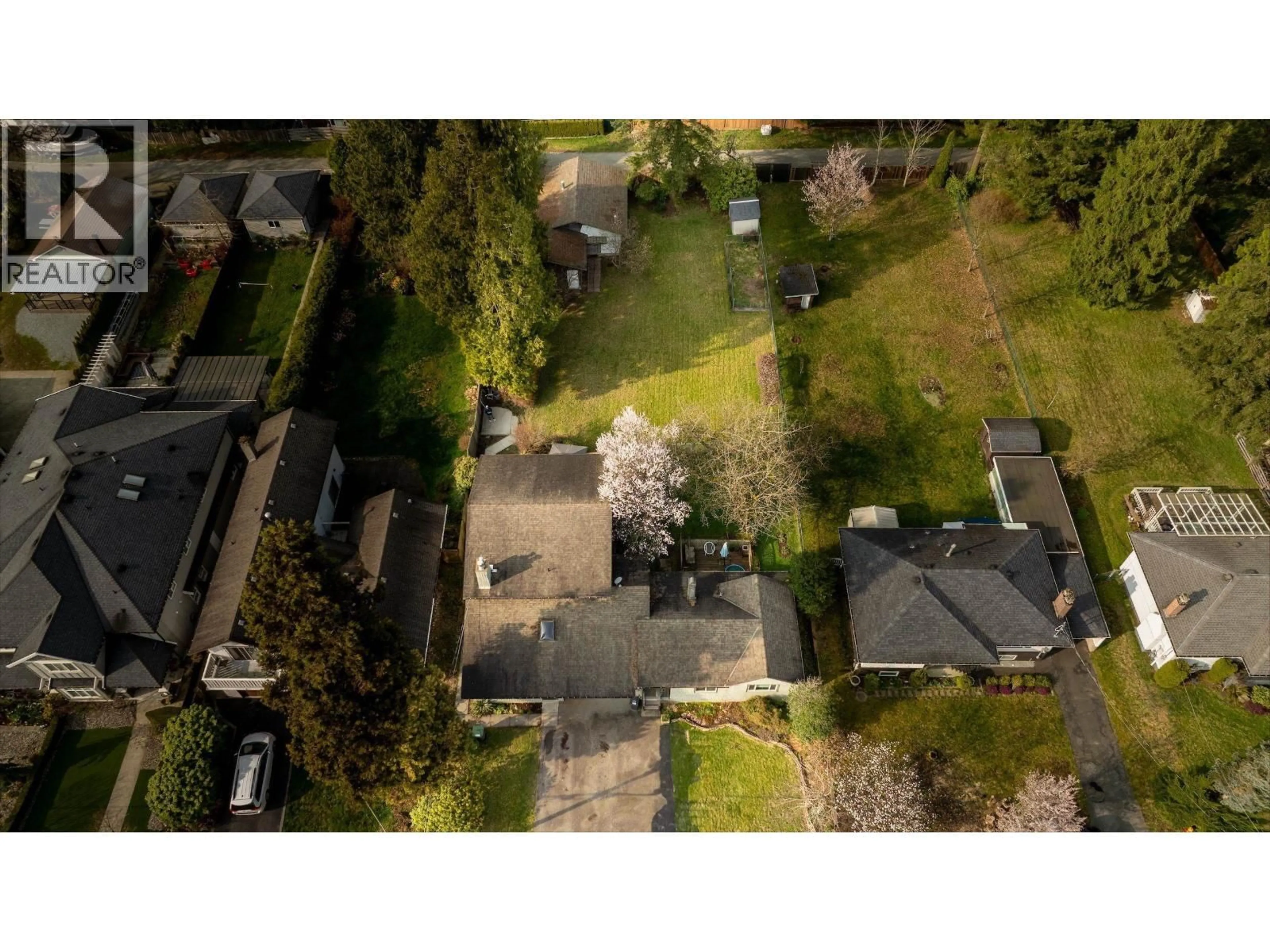 A pic from outside/outdoor area/front of a property/back of a property/a pic from drone, street for 607 CHAPMAN AVENUE, Coquitlam British Columbia V3J4A2
