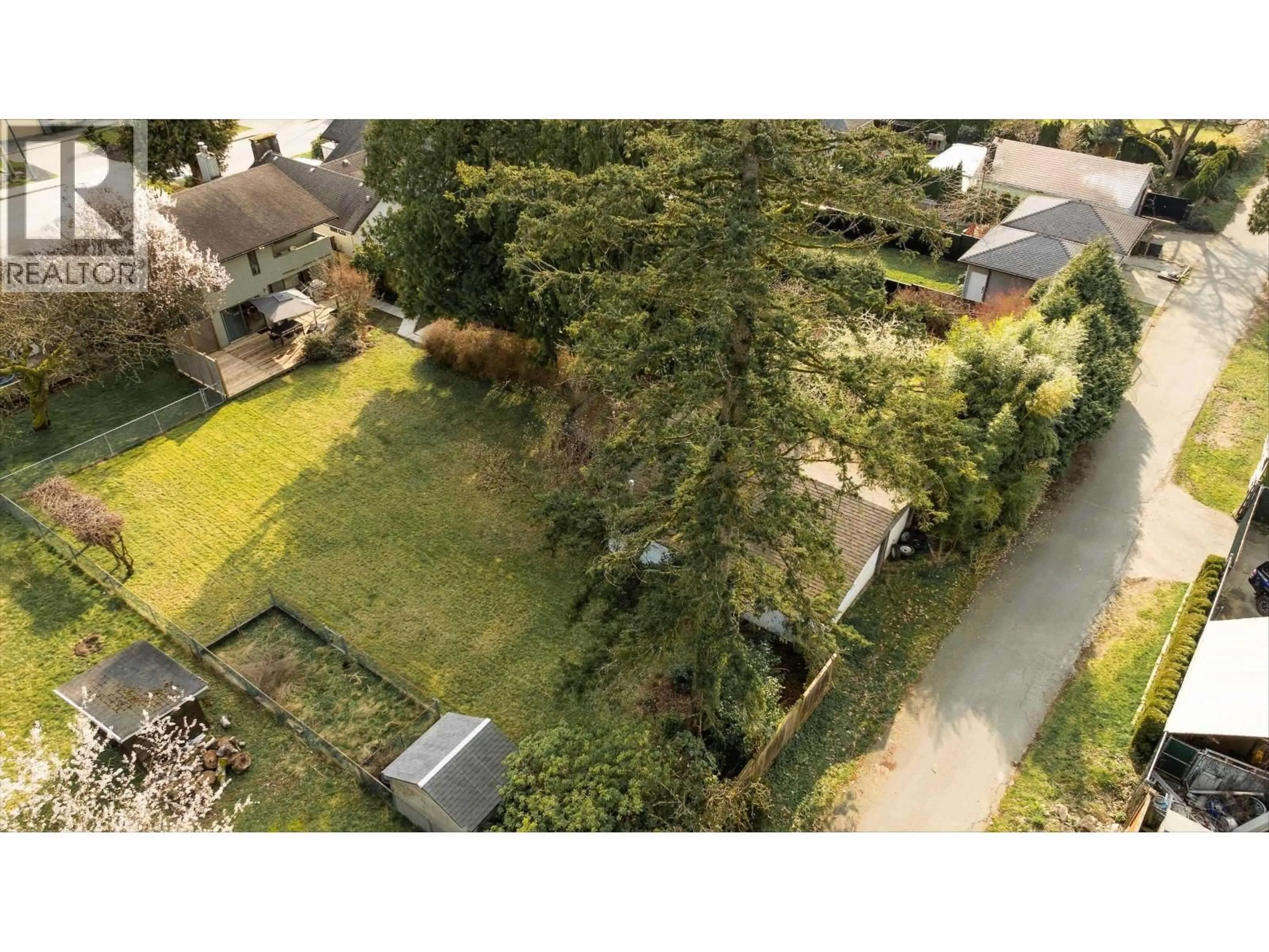A pic from outside/outdoor area/front of a property/back of a property/a pic from drone, street for 607 CHAPMAN AVENUE, Coquitlam British Columbia V3J4A2