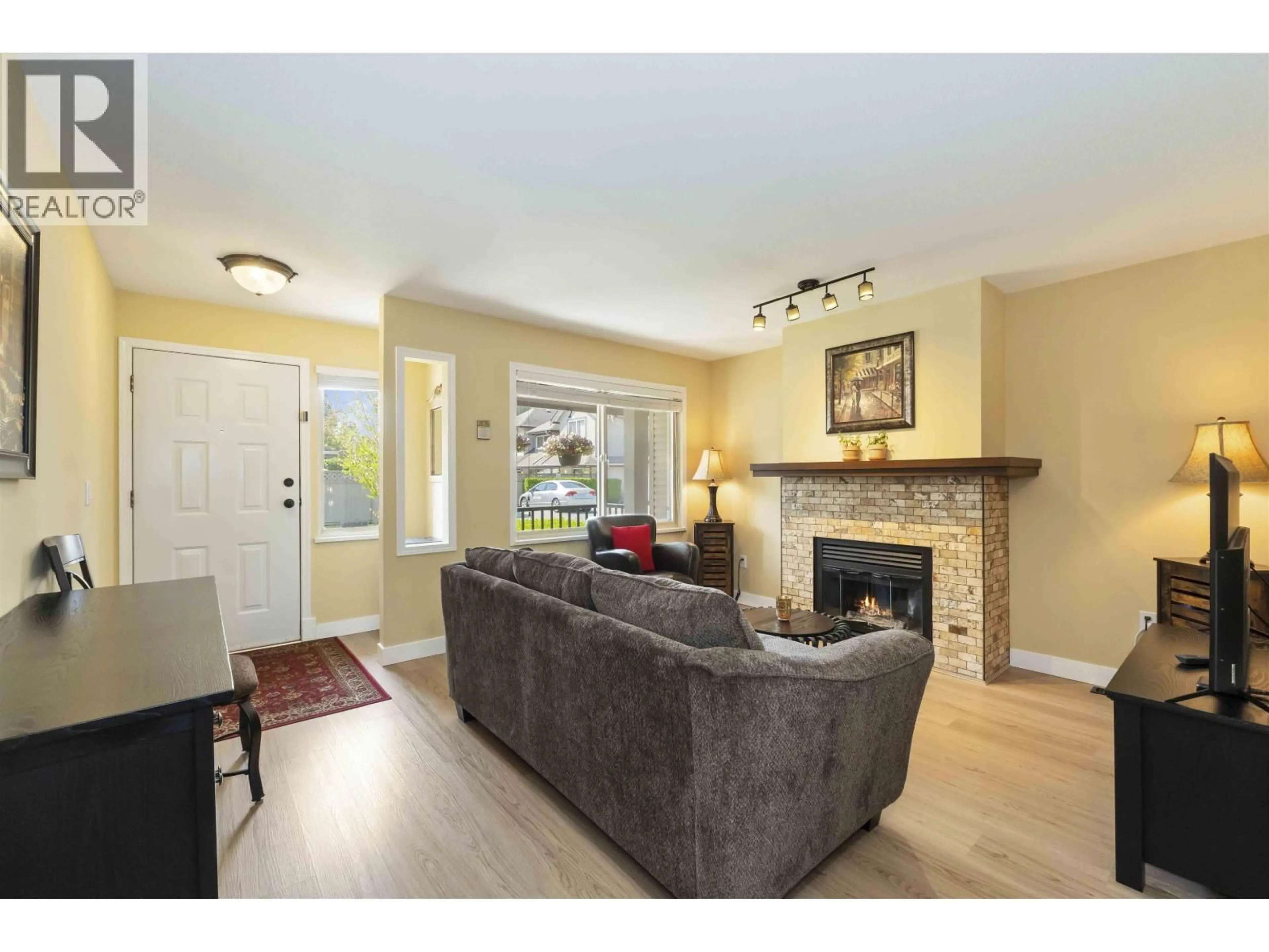 Living room with furniture, unknown for 11 - 11860 210 STREET, Maple Ridge British Columbia V2X8A3