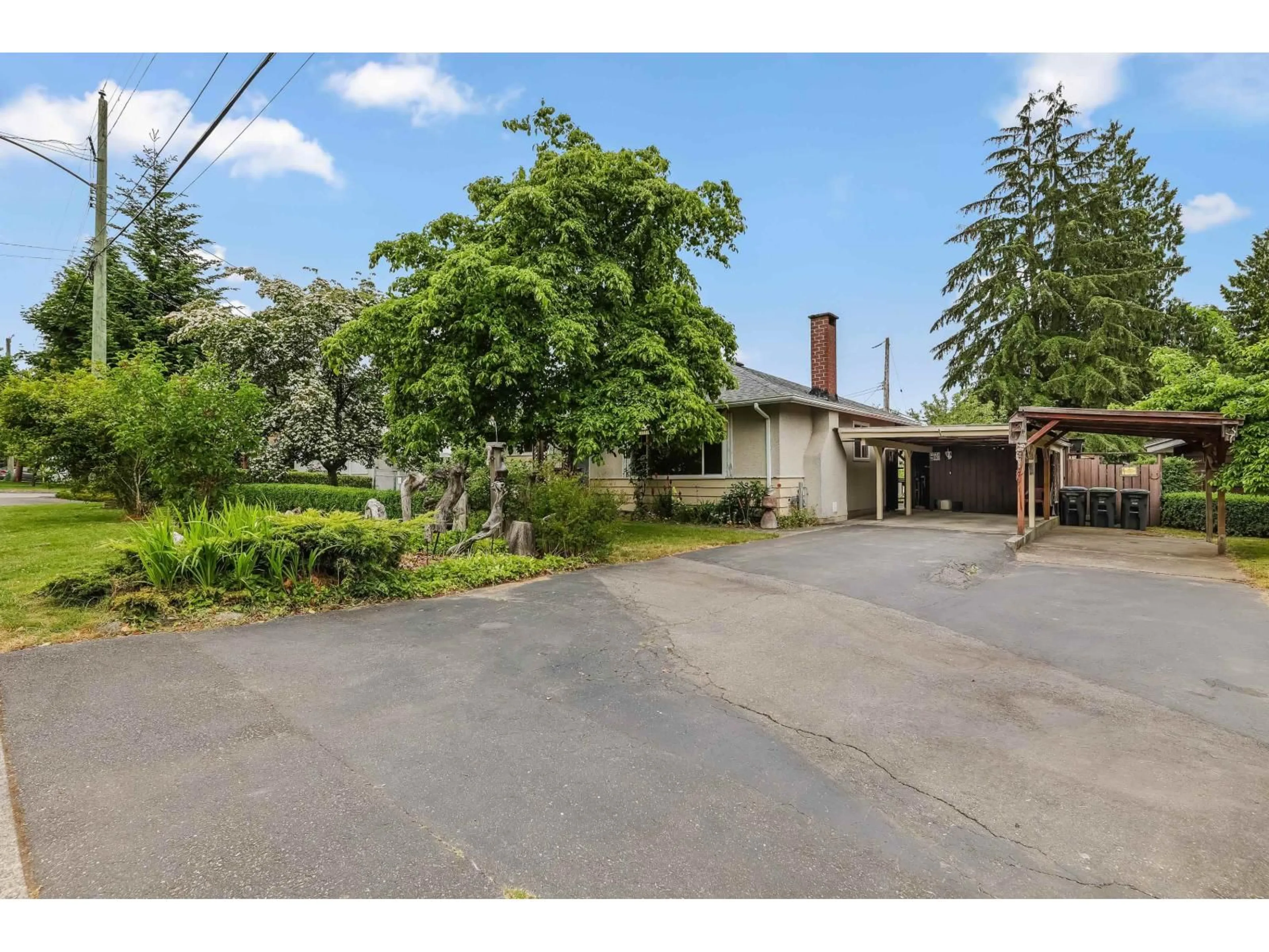 A pic from outside/outdoor area/front of a property/back of a property/a pic from drone, street for 15173 CANARY, Surrey British Columbia V3R4V6
