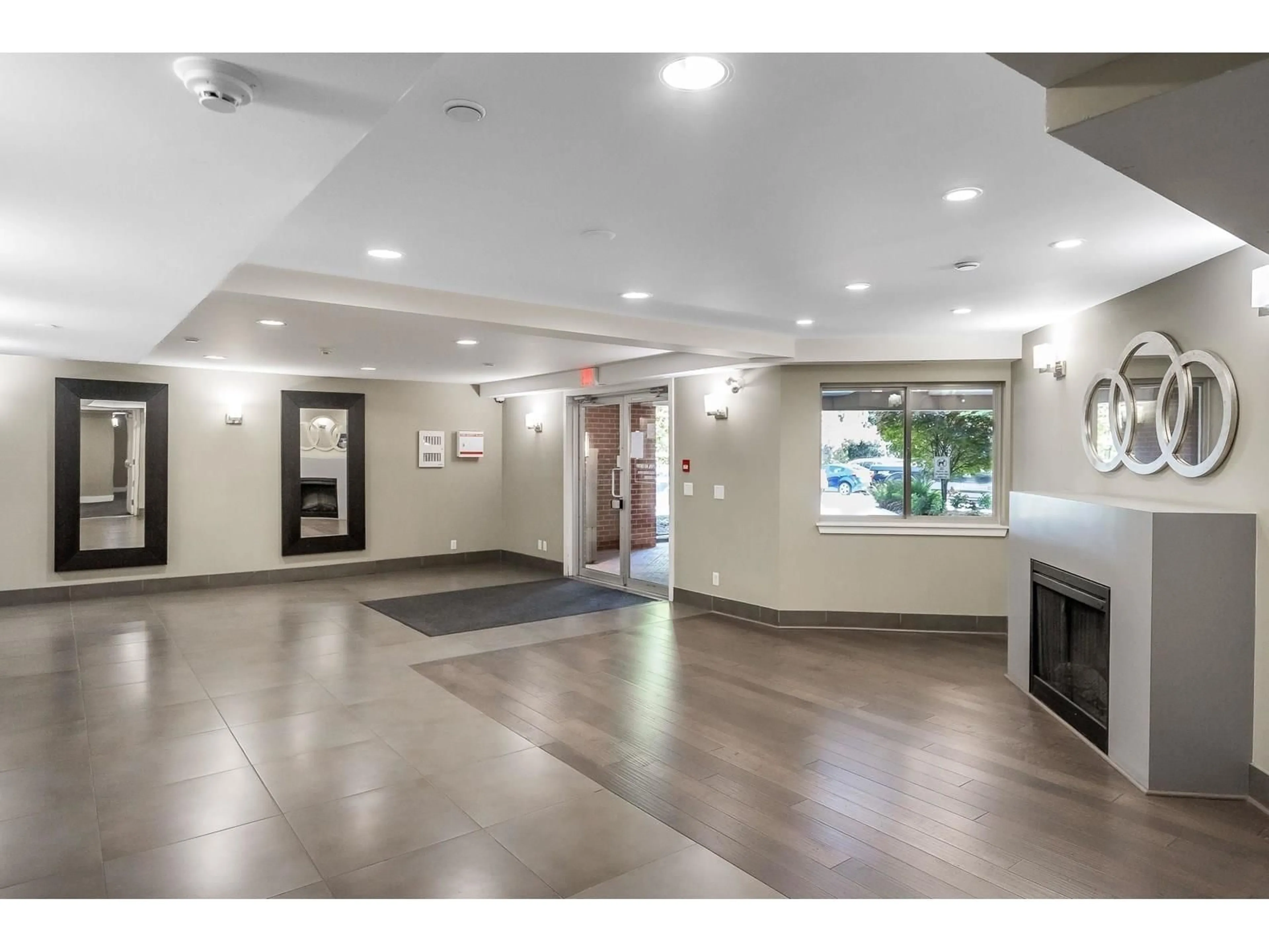 Indoor foyer for 413 - 2233 MCKENZIE, Abbotsford British Columbia V2S4A1
