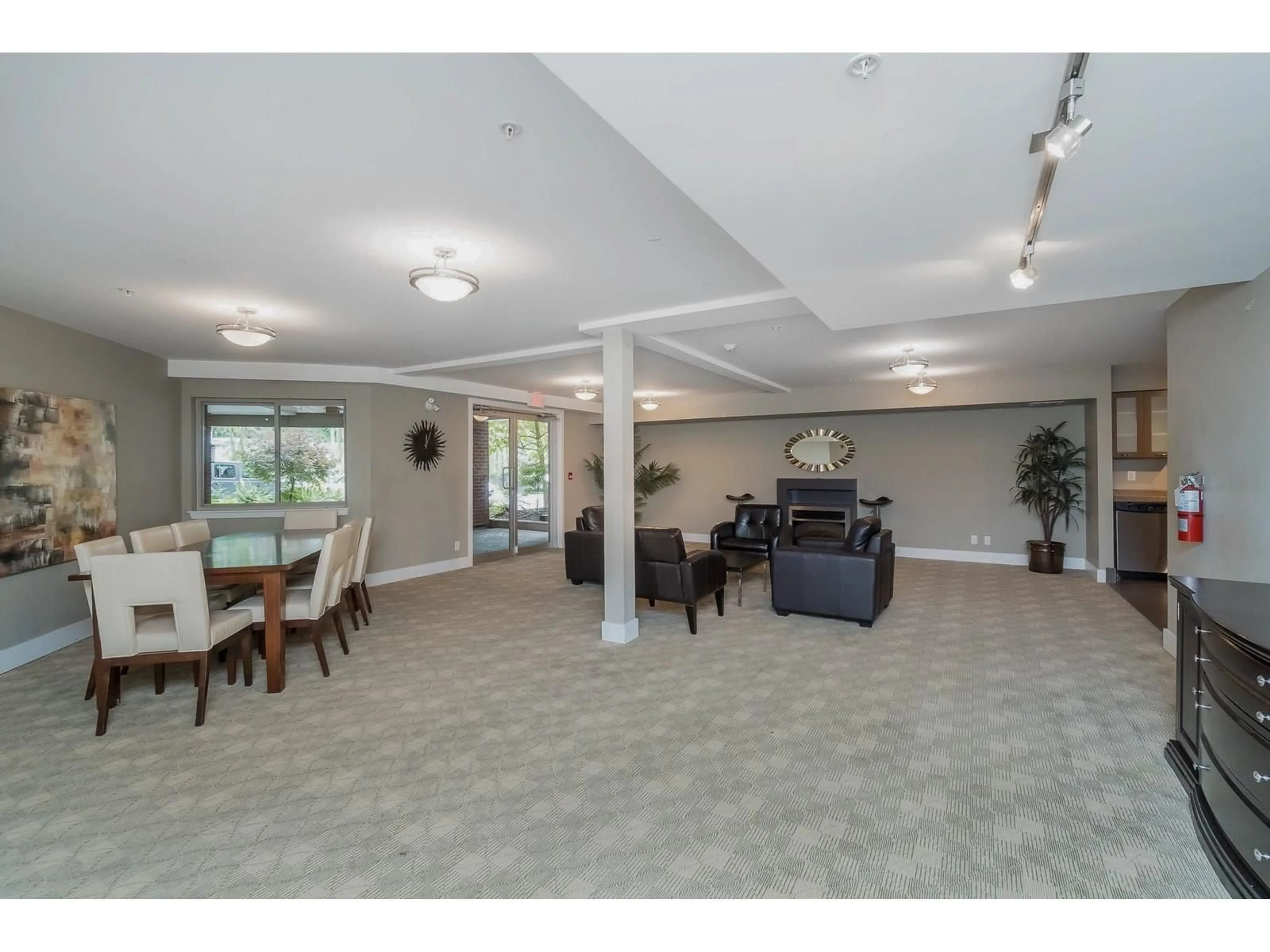 Indoor foyer for 413 - 2233 MCKENZIE, Abbotsford British Columbia V2S4A1