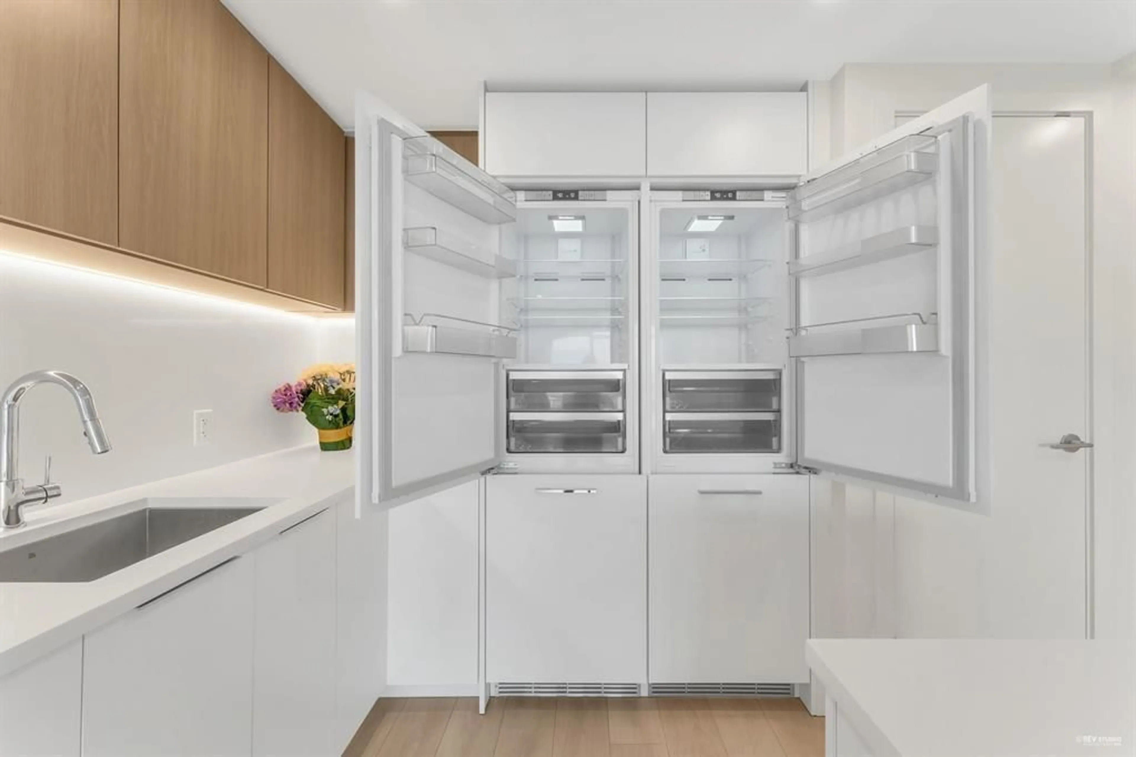 Contemporary kitchen, unknown for 1902 - 13318 104, Surrey British Columbia V3T0R2