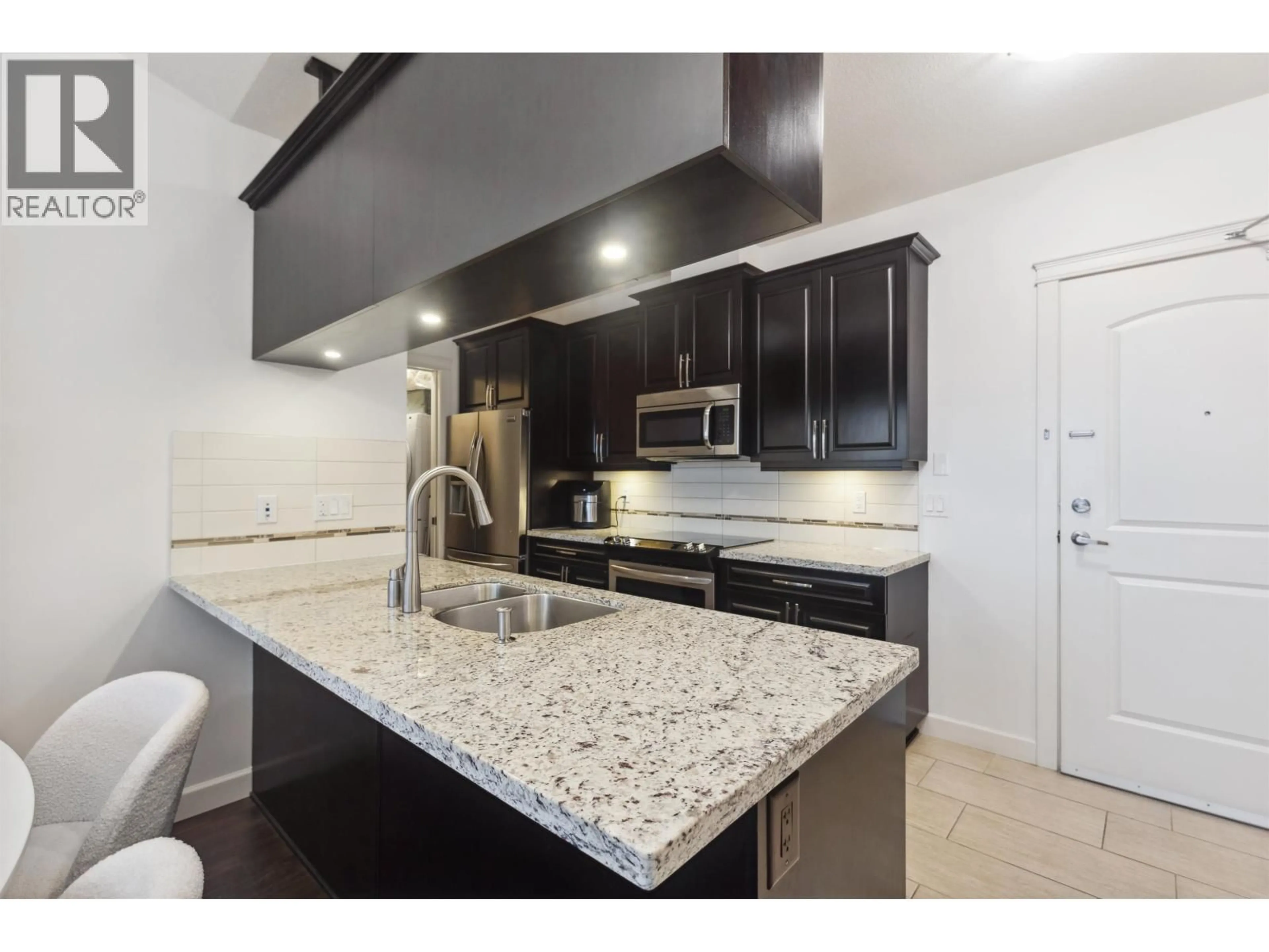 Open concept kitchen, ceramic/tile floor for 412 - 12635 190A STREET, Pitt Meadows British Columbia V3Y0E8