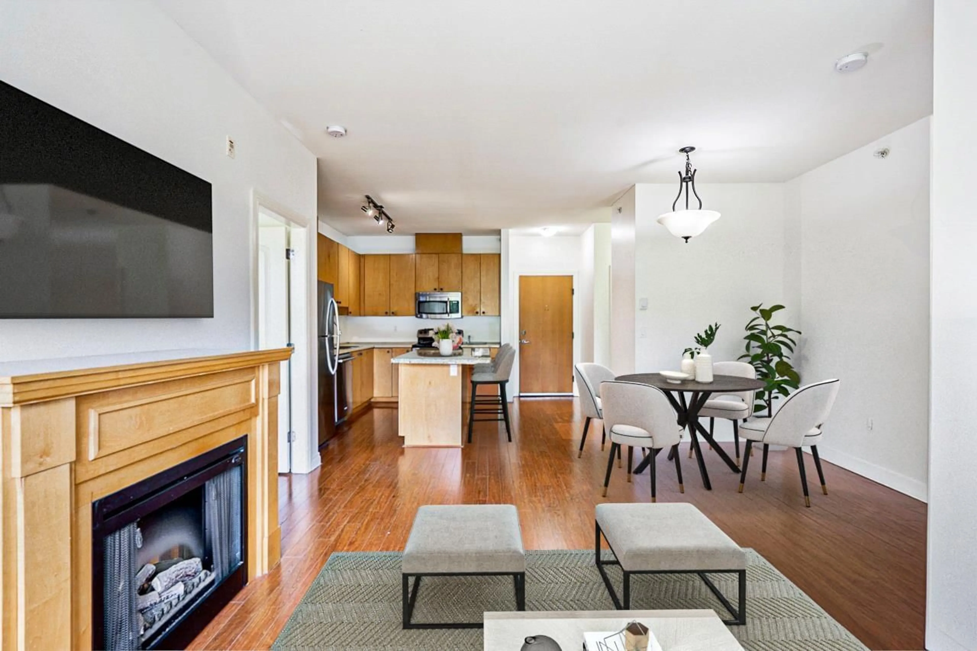 Living room with furniture, wood/laminate floor for 509 - 8717 160, Surrey British Columbia V4N5X7