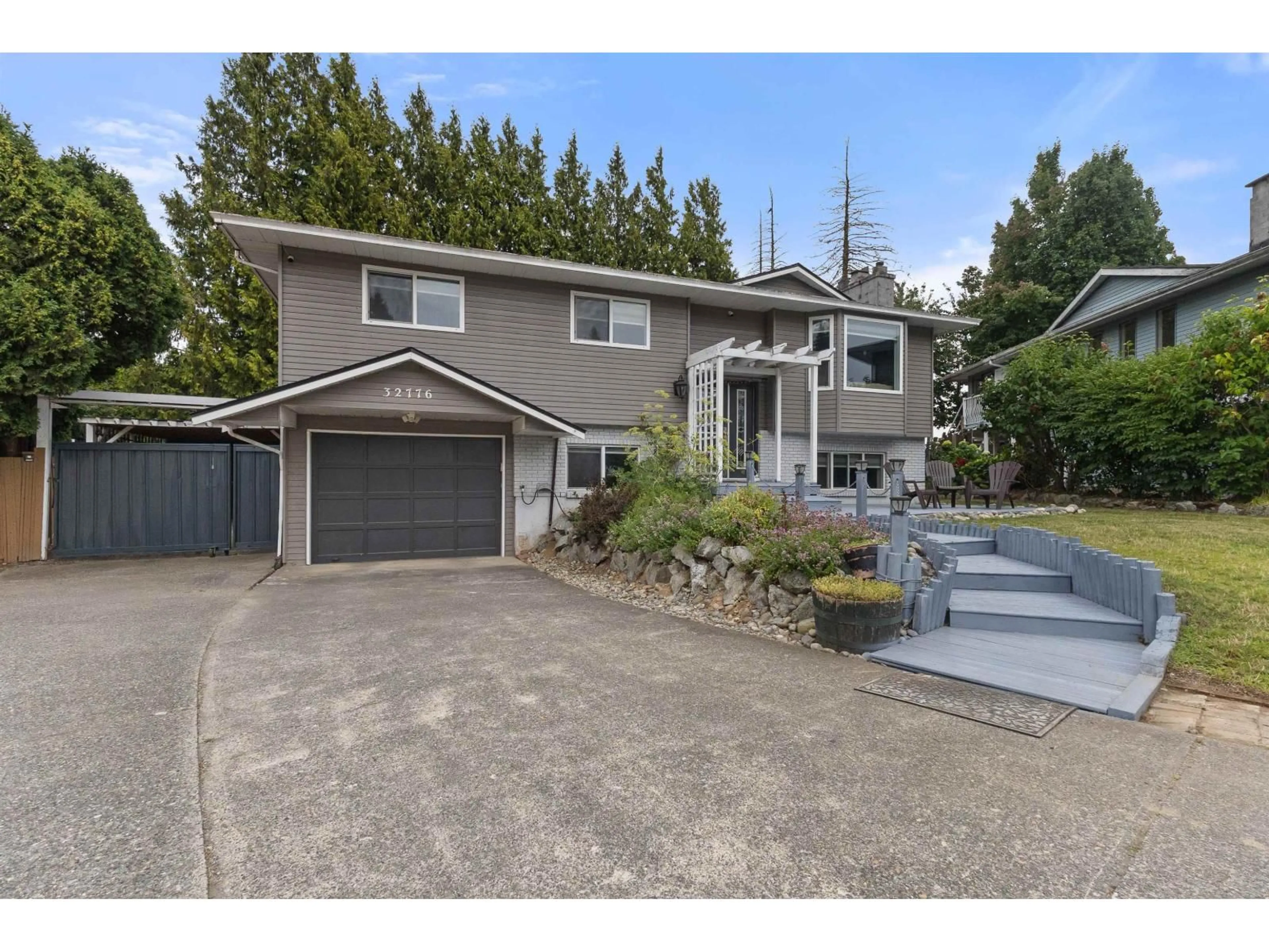 Home with vinyl exterior material, street for 32776 COWICHAN, Abbotsford British Columbia V2T4Y5