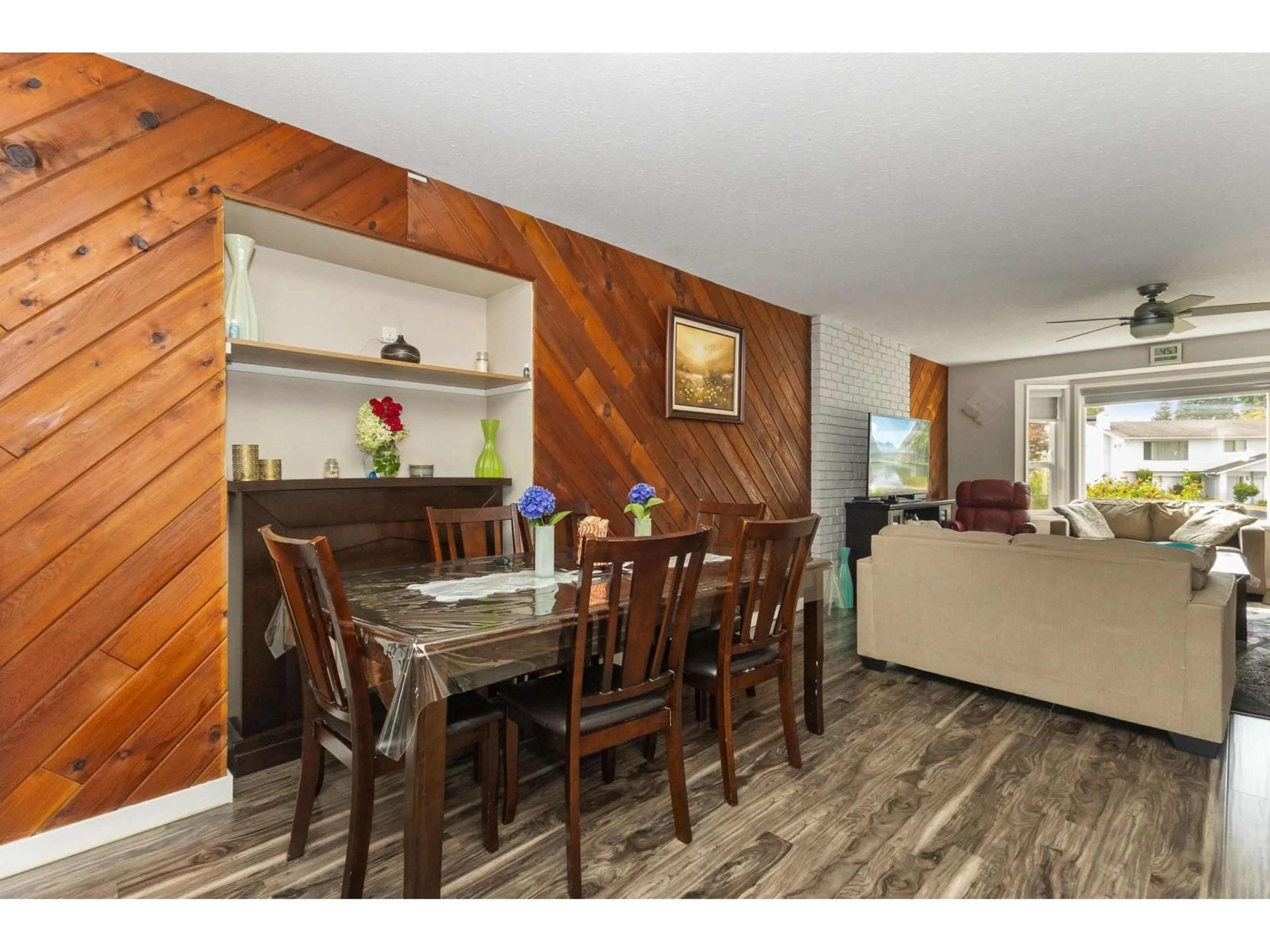 Dining room, wood/laminate floor for 32776 COWICHAN, Abbotsford British Columbia V2T4Y5