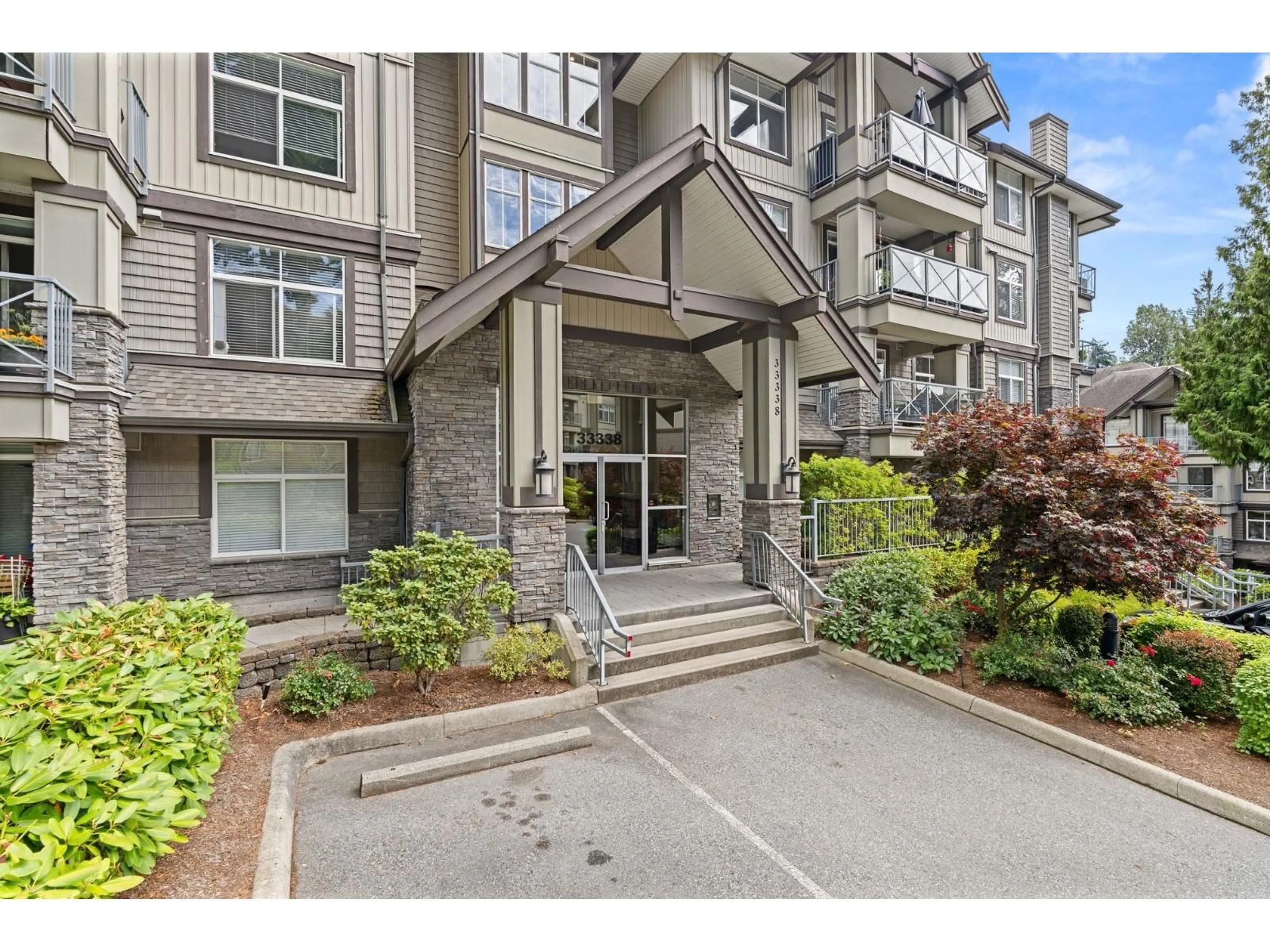 Indoor foyer for 401 - 33338 BOURQUIN, Abbotsford British Columbia V2S1Y1