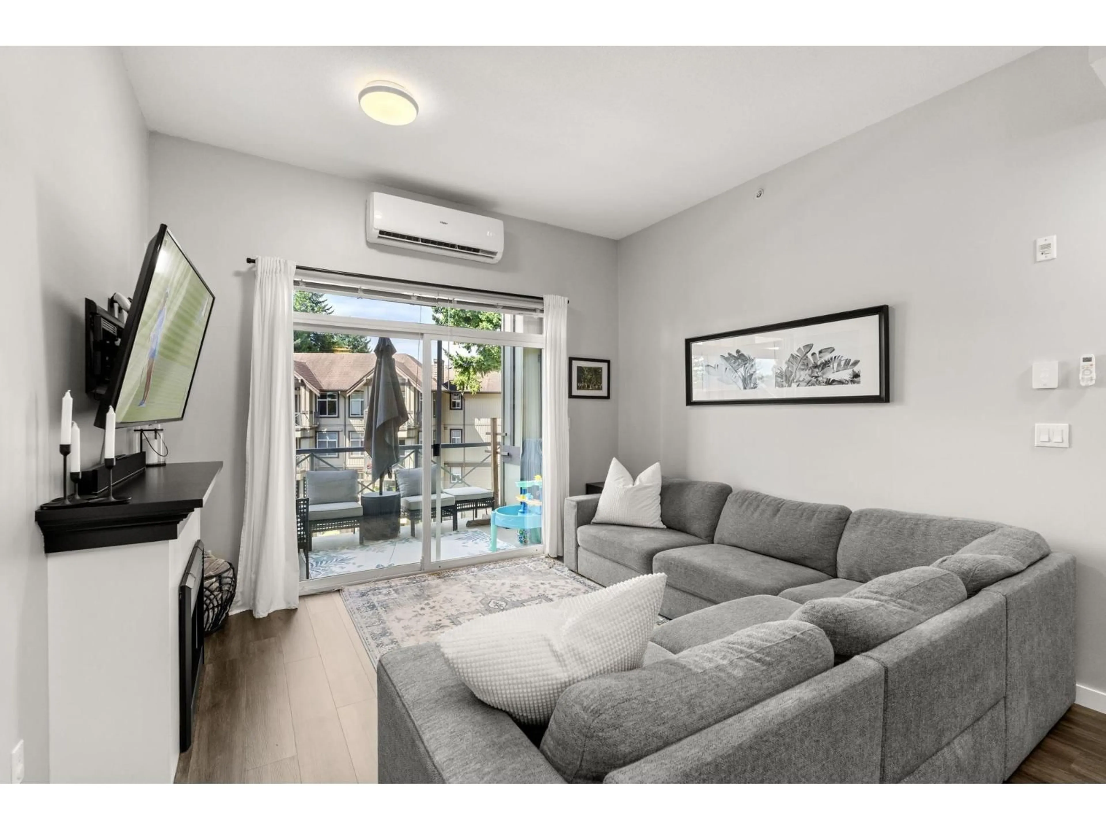 Living room with furniture, unknown for 401 - 33338 BOURQUIN, Abbotsford British Columbia V2S1Y1