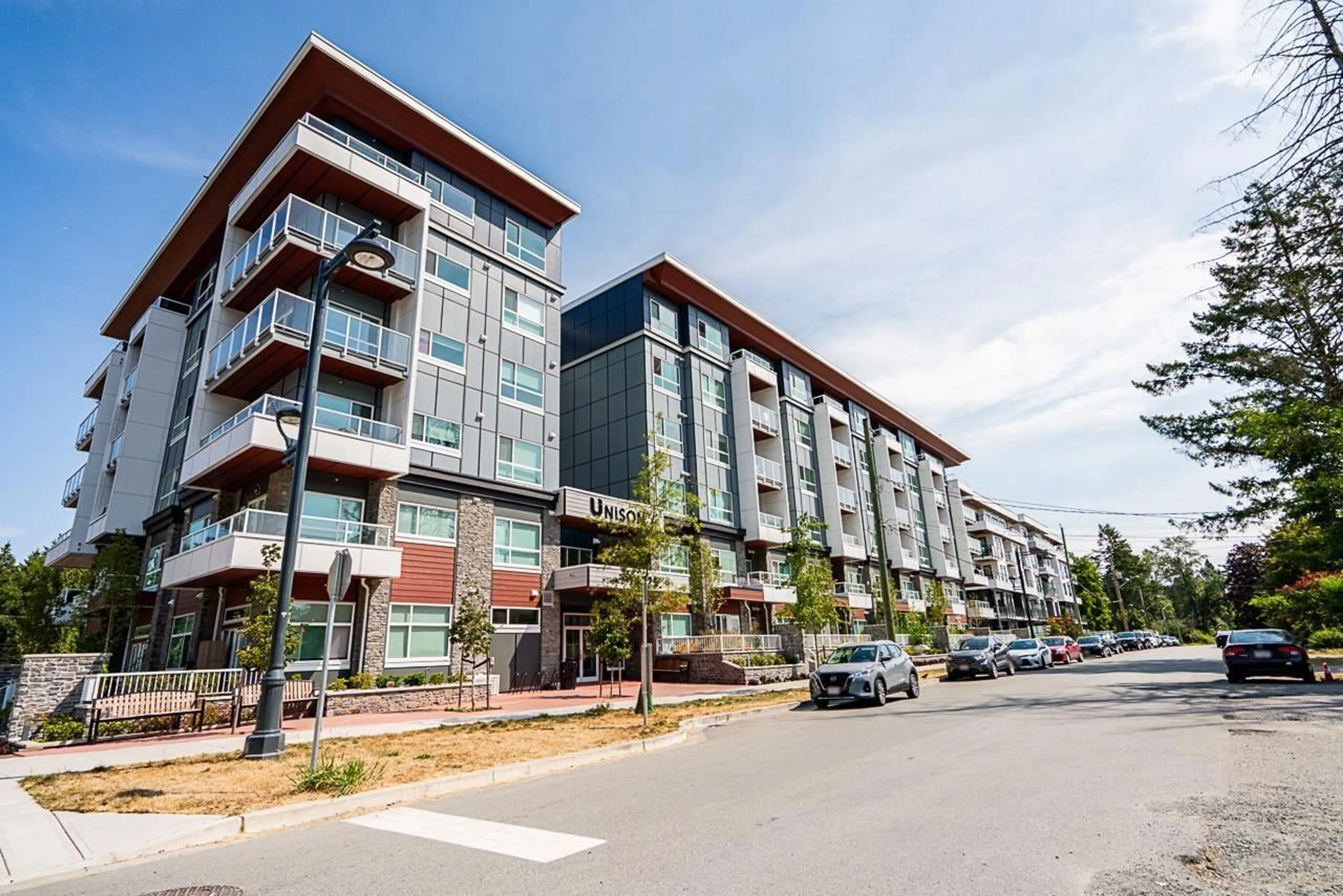Patio, street for 601 - 14225 103A, Surrey British Columbia V3T0T4