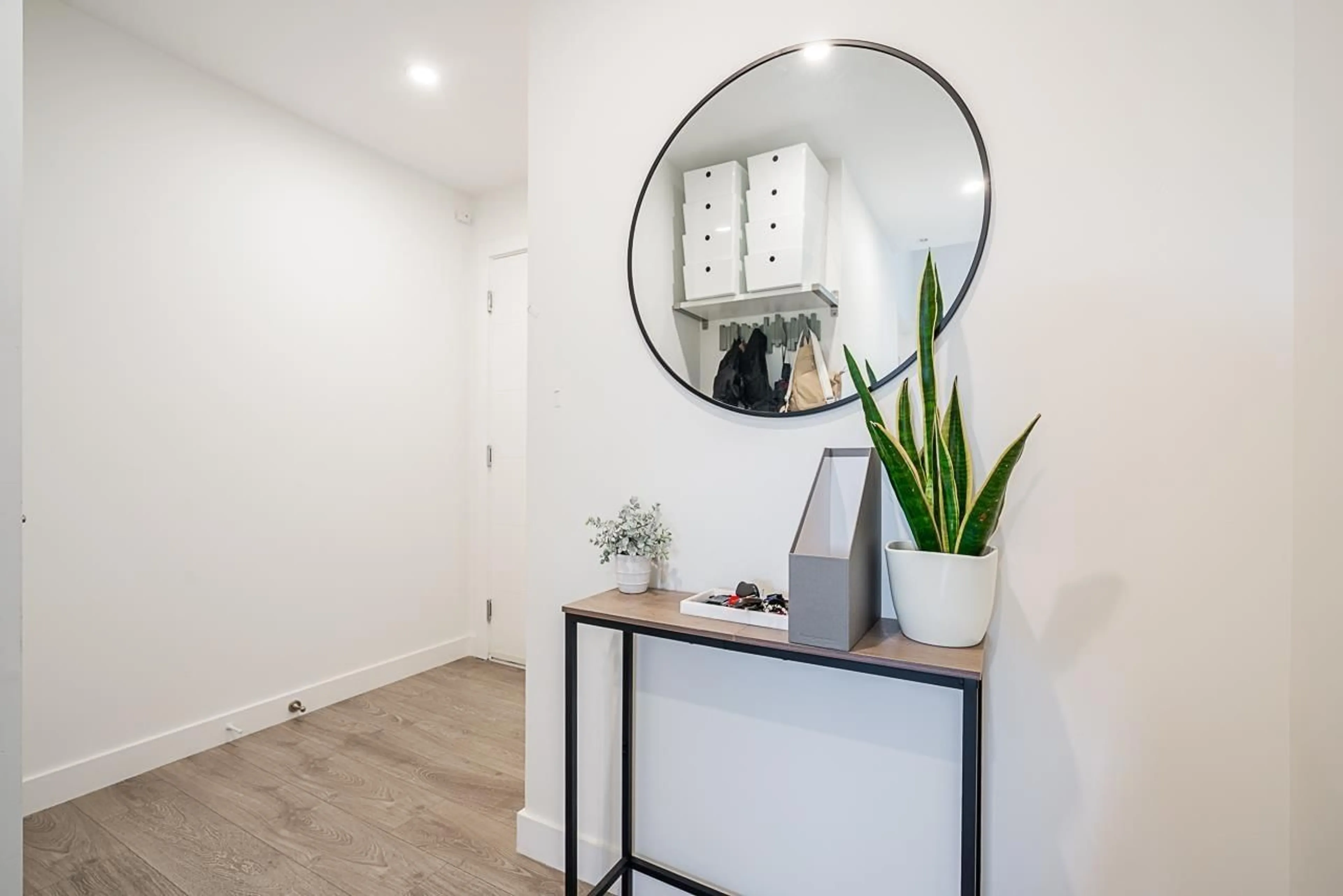 Indoor entryway for 601 - 14225 103A, Surrey British Columbia V3T0T4