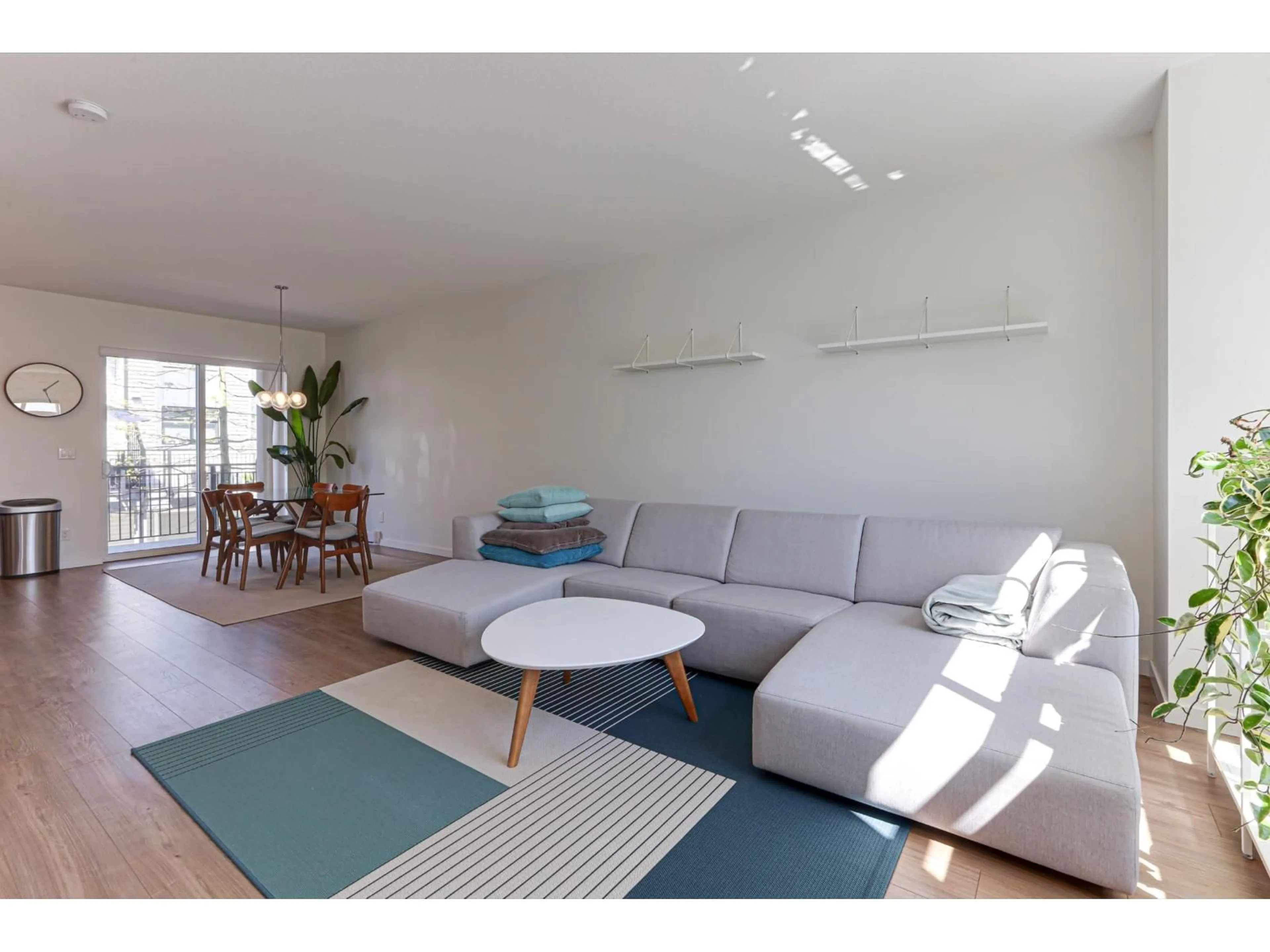 Living room with furniture, wood/laminate floor for 105 - 16433 WATSON, Surrey British Columbia V4N6R9