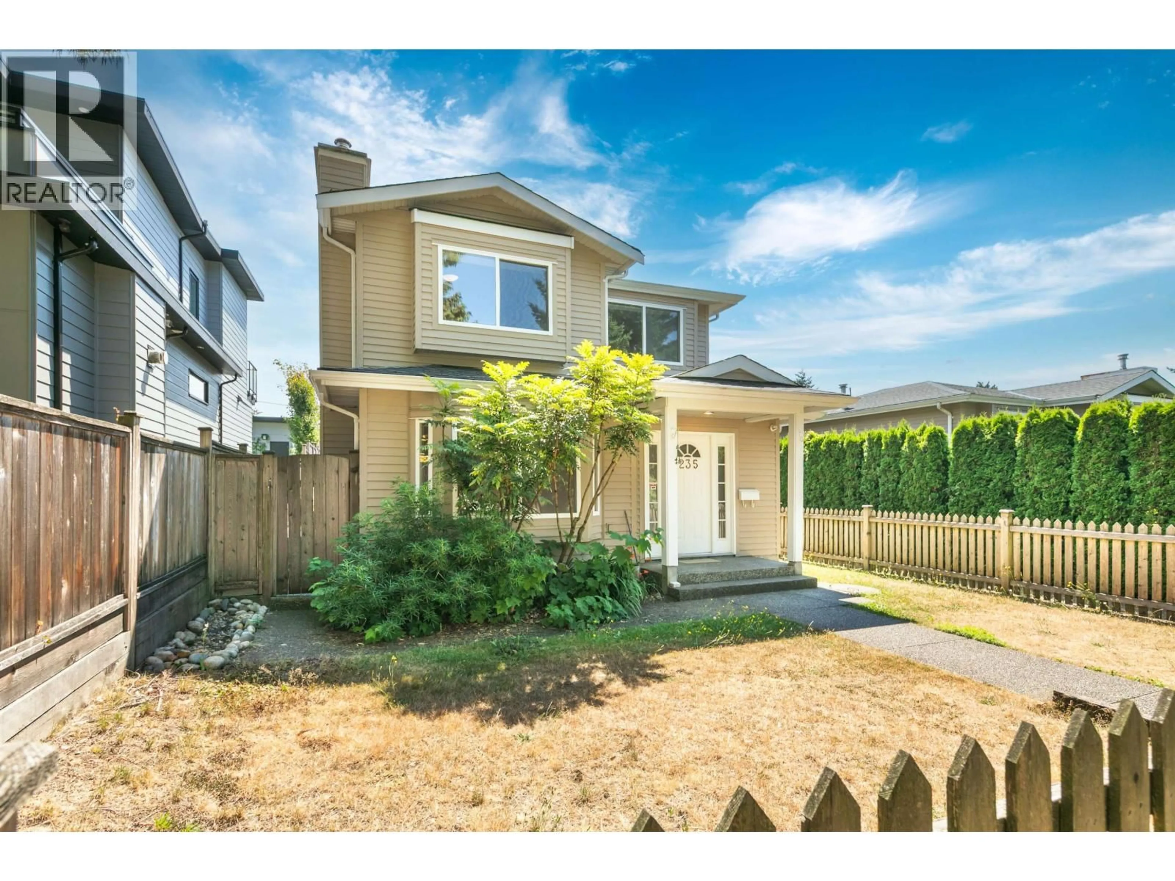 Home with vinyl exterior material, street for 235 19TH STREET, North Vancouver British Columbia V7M1X6