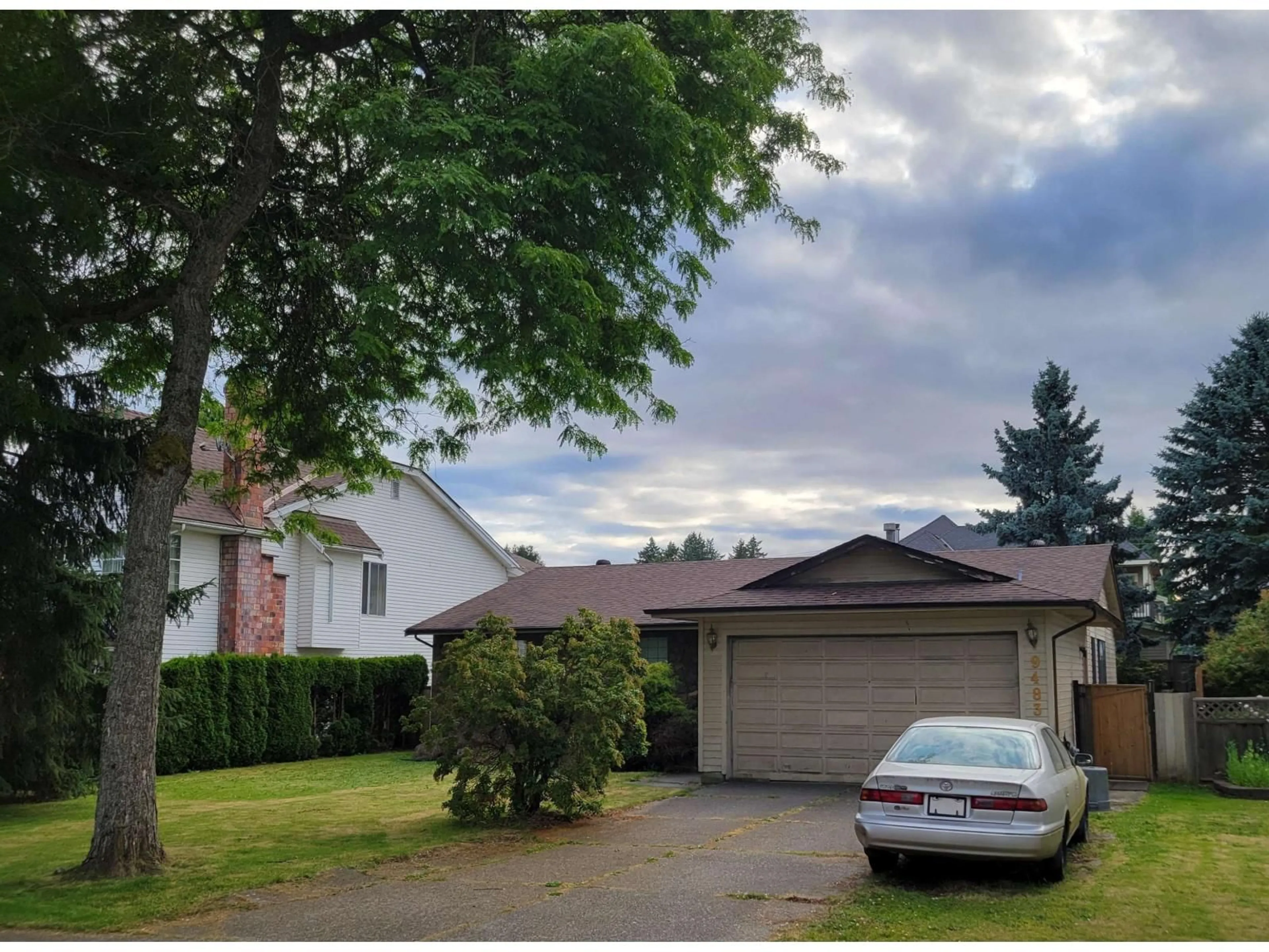A pic from outside/outdoor area/front of a property/back of a property/a pic from drone, street for 9483 124A, Surrey British Columbia V3V7G3