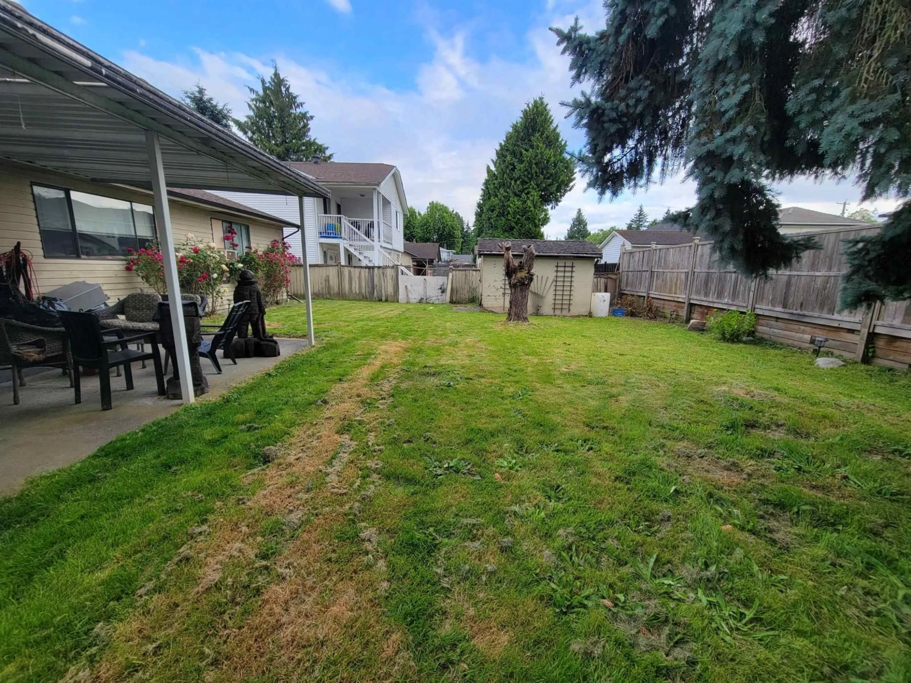 A pic from outside/outdoor area/front of a property/back of a property/a pic from drone, unknown for 9483 124A, Surrey British Columbia V3V7G3