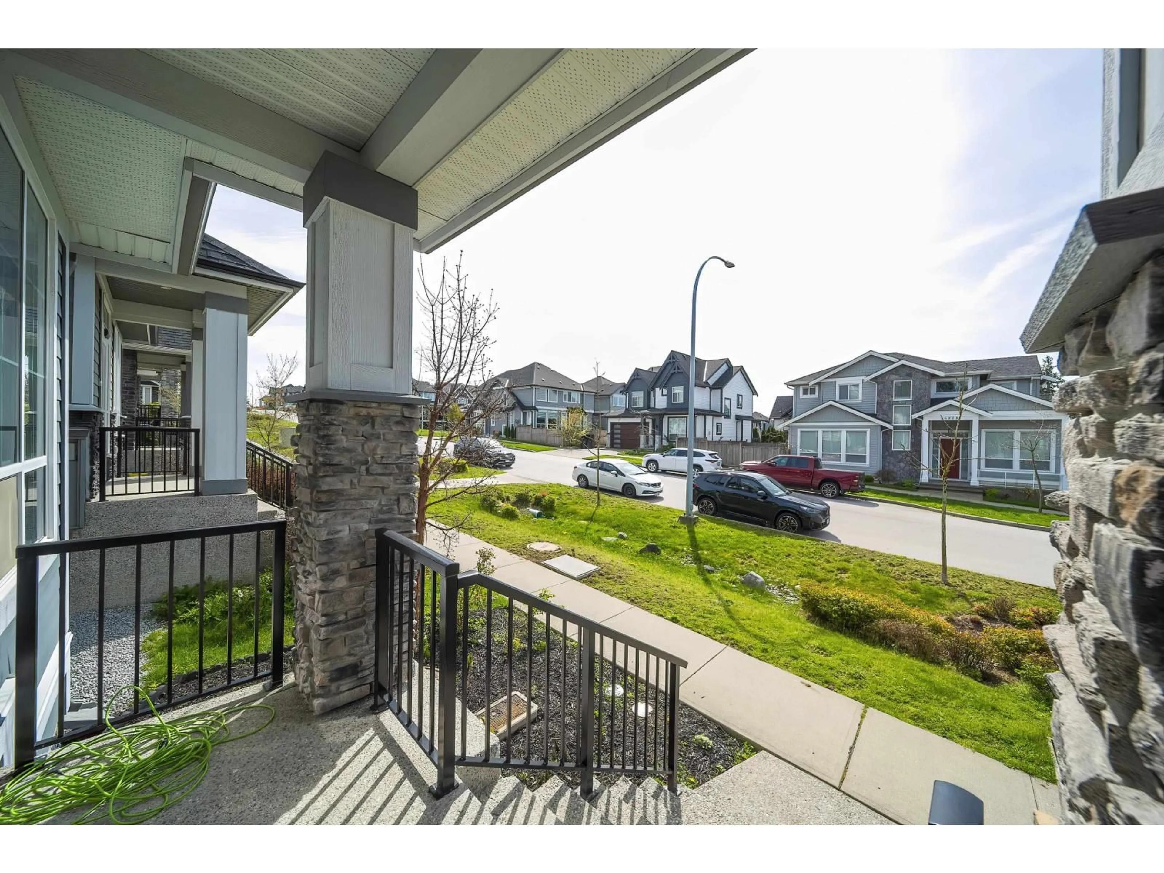 Patio, mountain view for 16511 21, Surrey British Columbia V3Z0V7