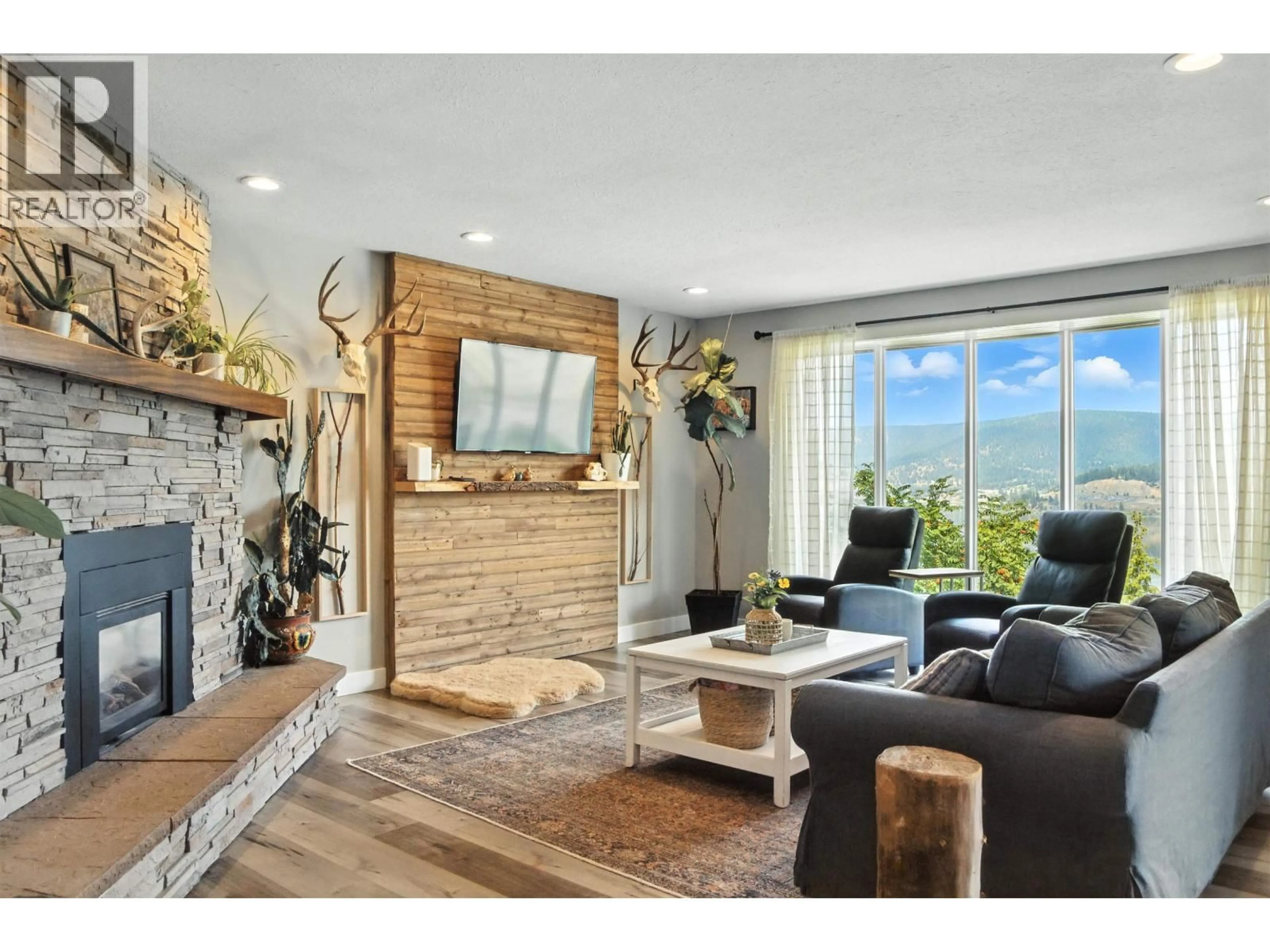 Living room with furniture, wood/laminate floor for 2127 SOUTH LAKESIDE DRIVE, Williams Lake British Columbia V2G5G4