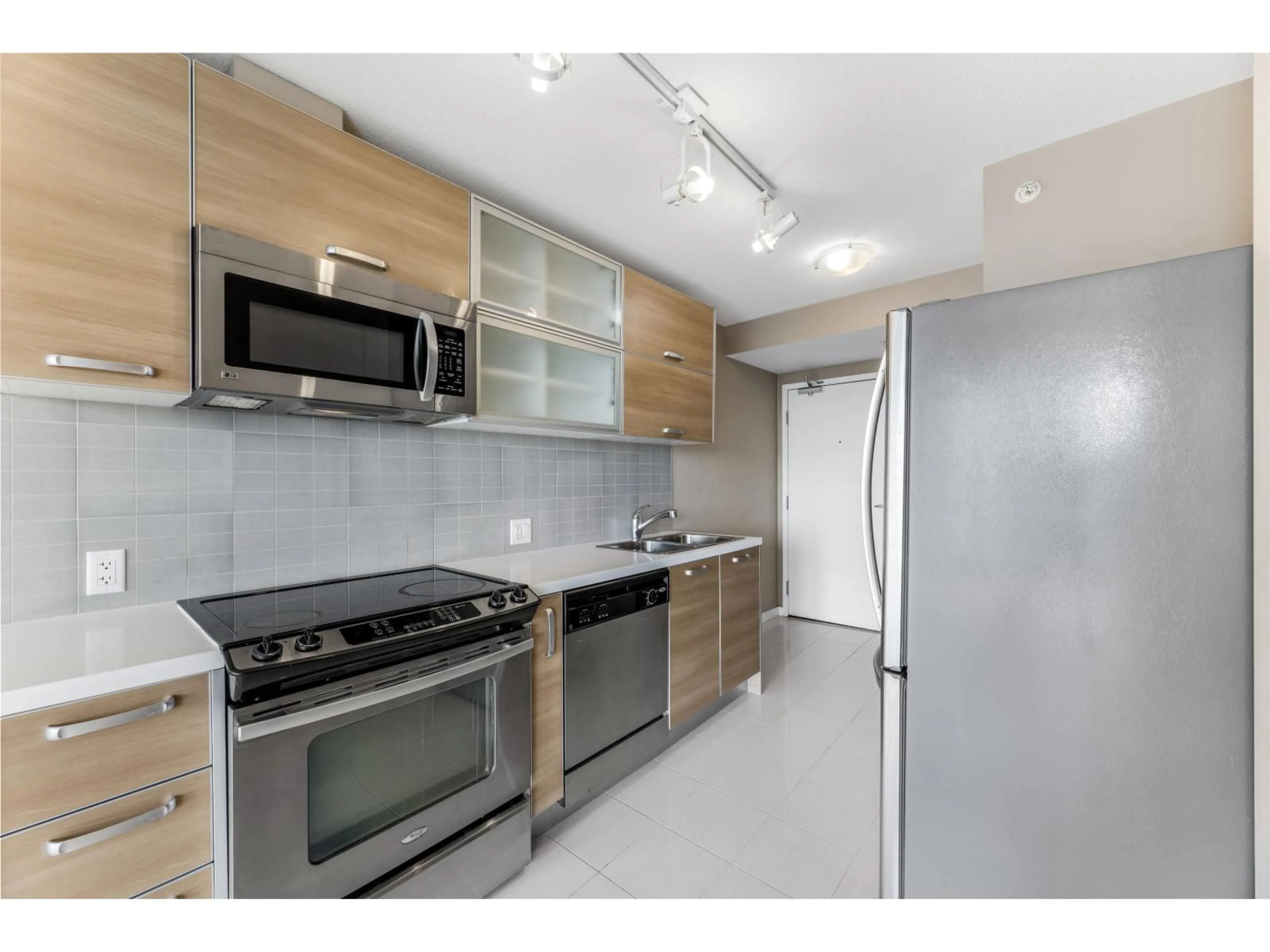 Standard kitchen, unknown for 2506 - 9981 WHALLEY, Surrey British Columbia V3T0G6