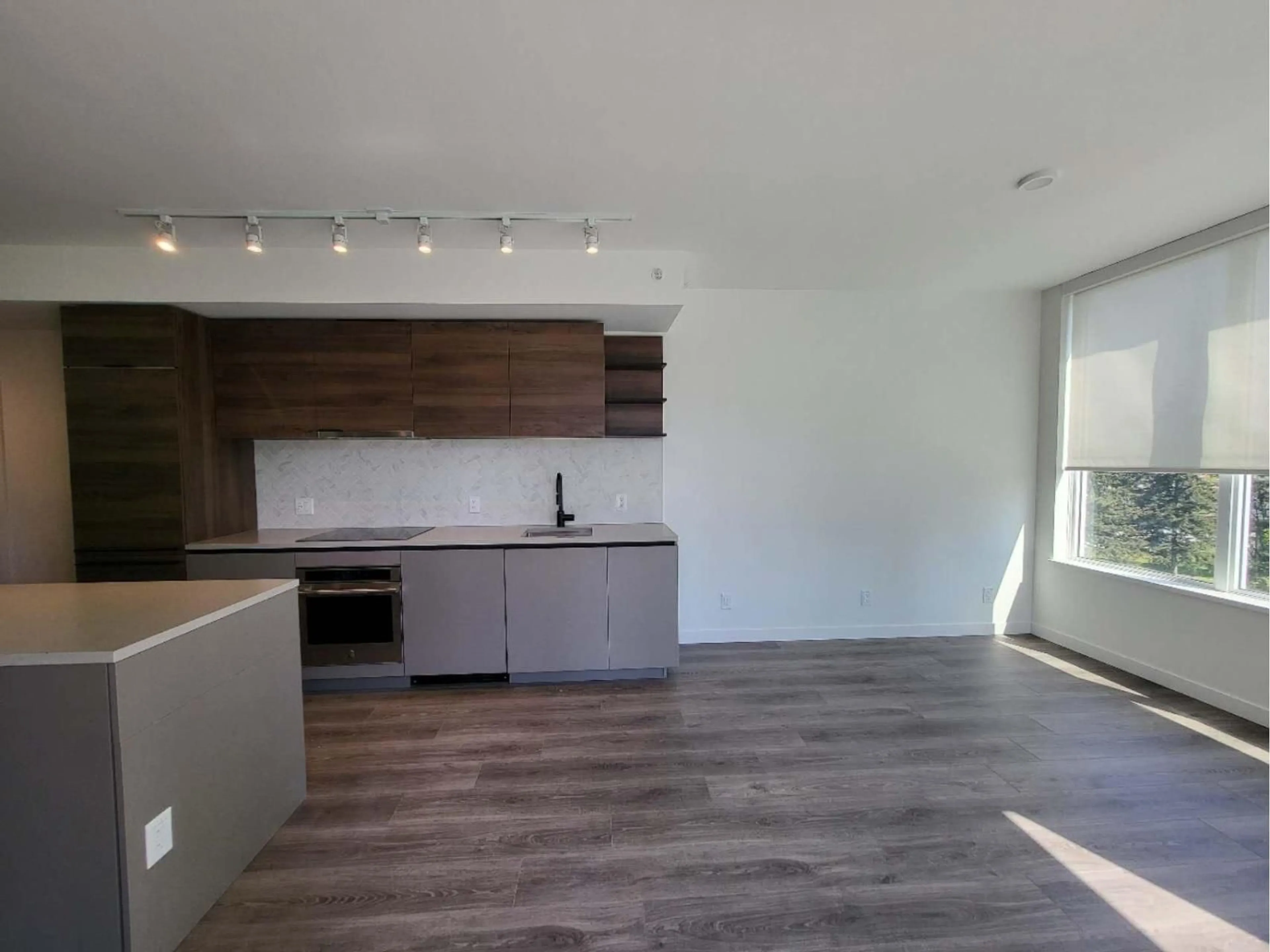 Open concept kitchen, wood/laminate floor for 608 - 10448 UNIVERSITY, Surrey British Columbia V3T0S7