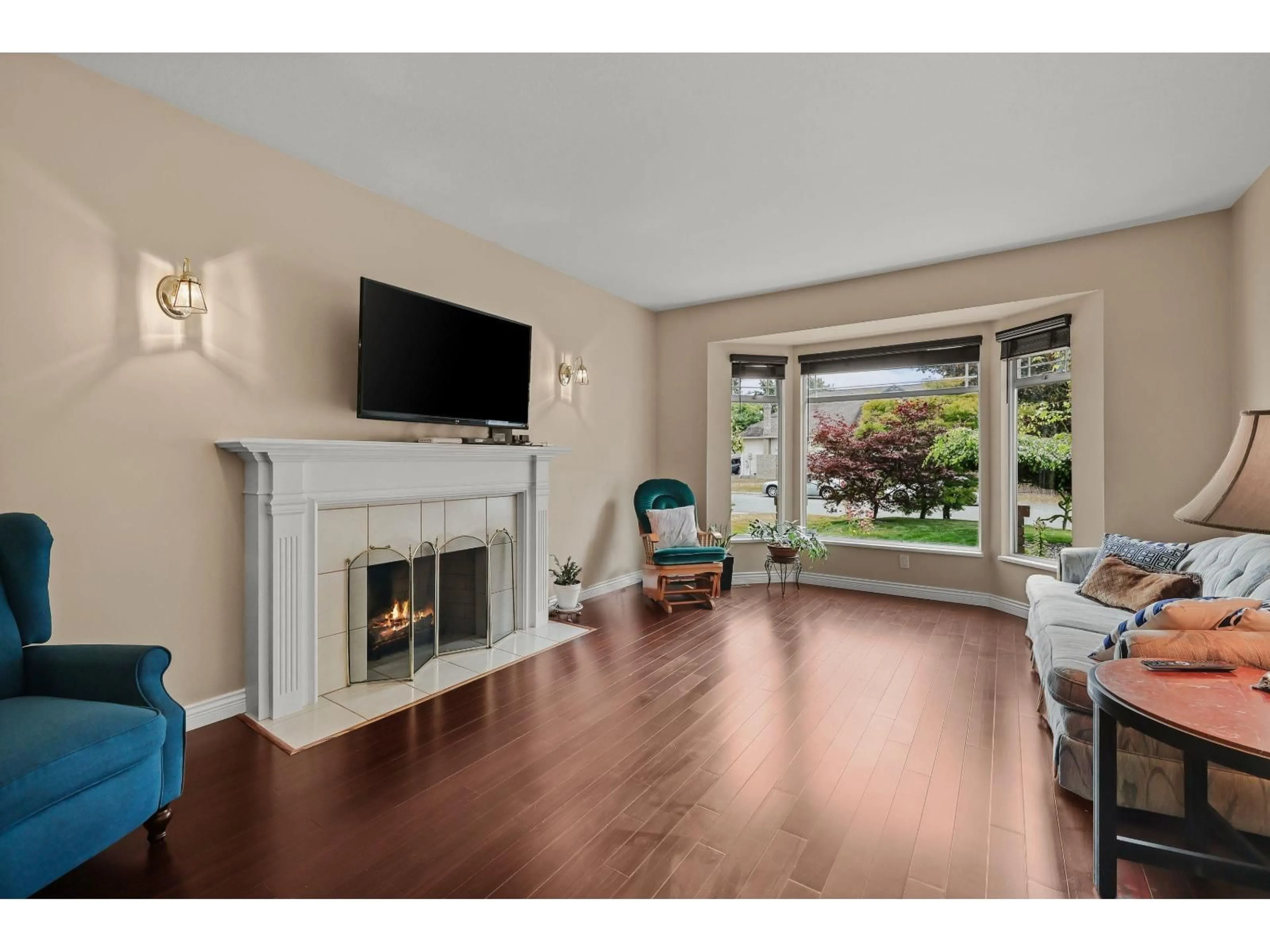 Living room with furniture, wood/laminate floor for 6041 186, Surrey British Columbia V3S7P4