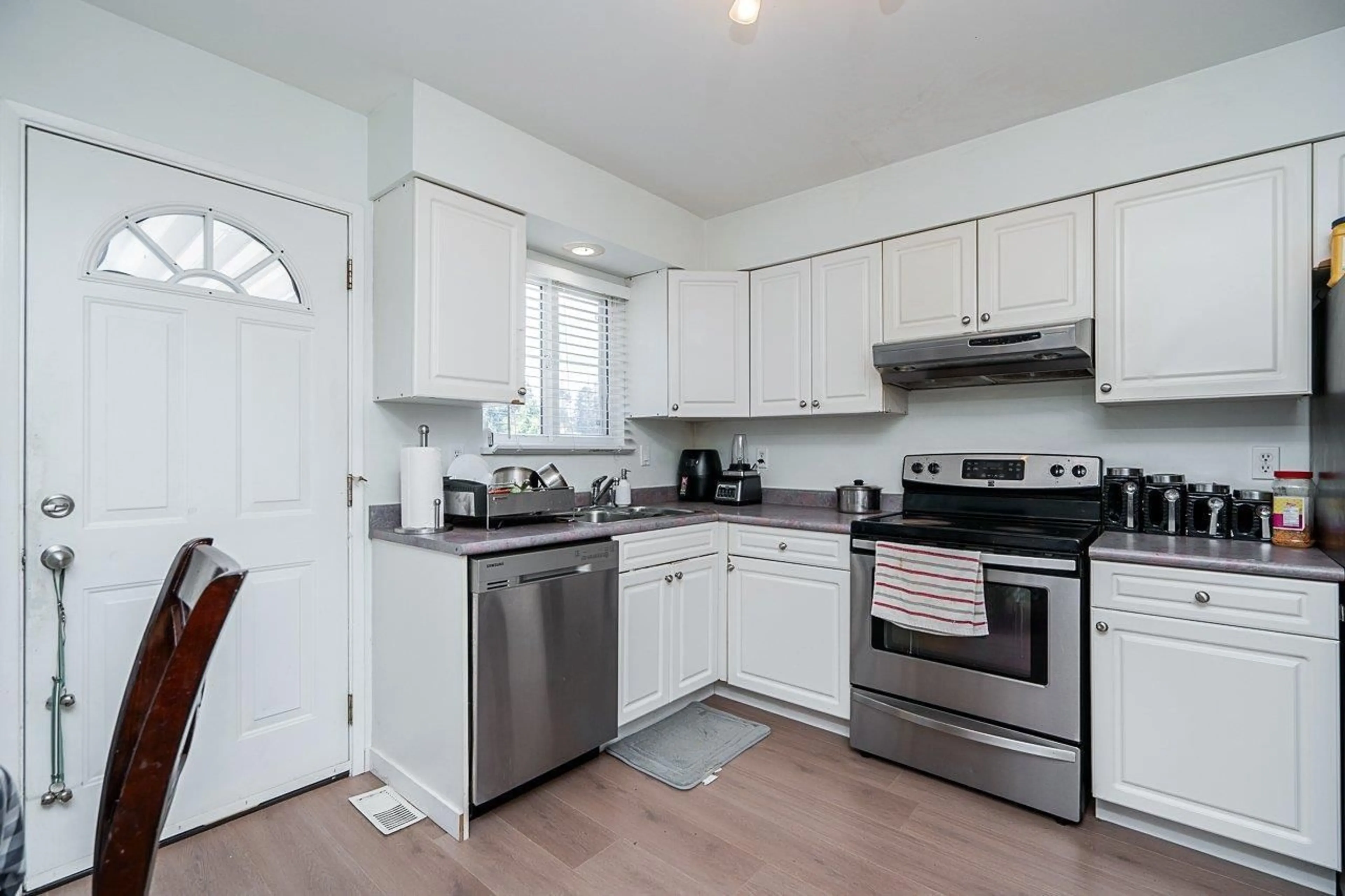 Standard kitchen, unknown for 13728 BLACKBURN, White Rock British Columbia V4B2Y8