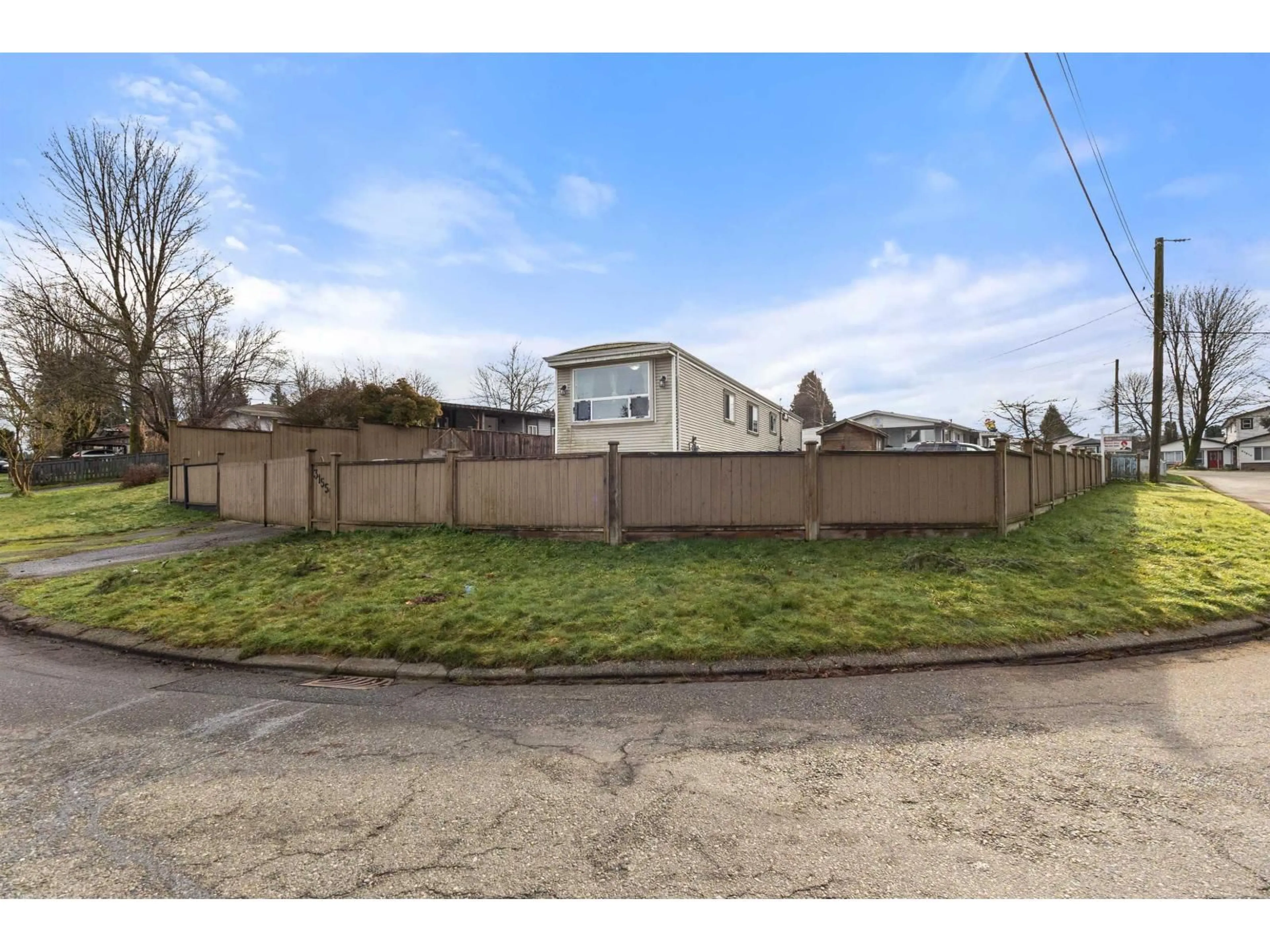 A pic from outside/outdoor area/front of a property/back of a property/a pic from drone, street for 31551 MONARCH, Abbotsford British Columbia V2T6M6